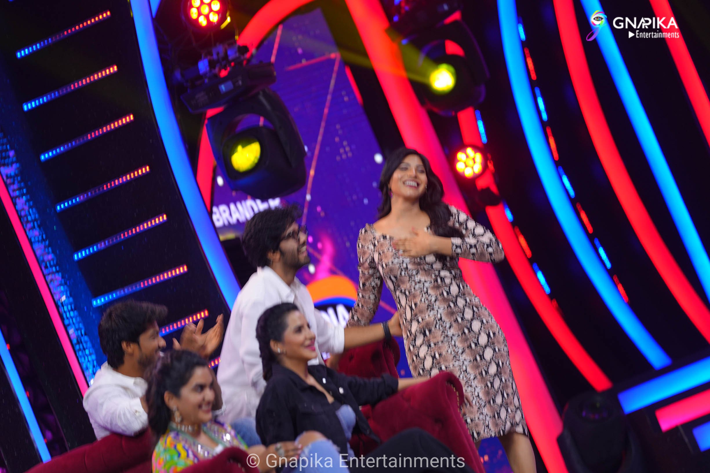 pradeep family stars