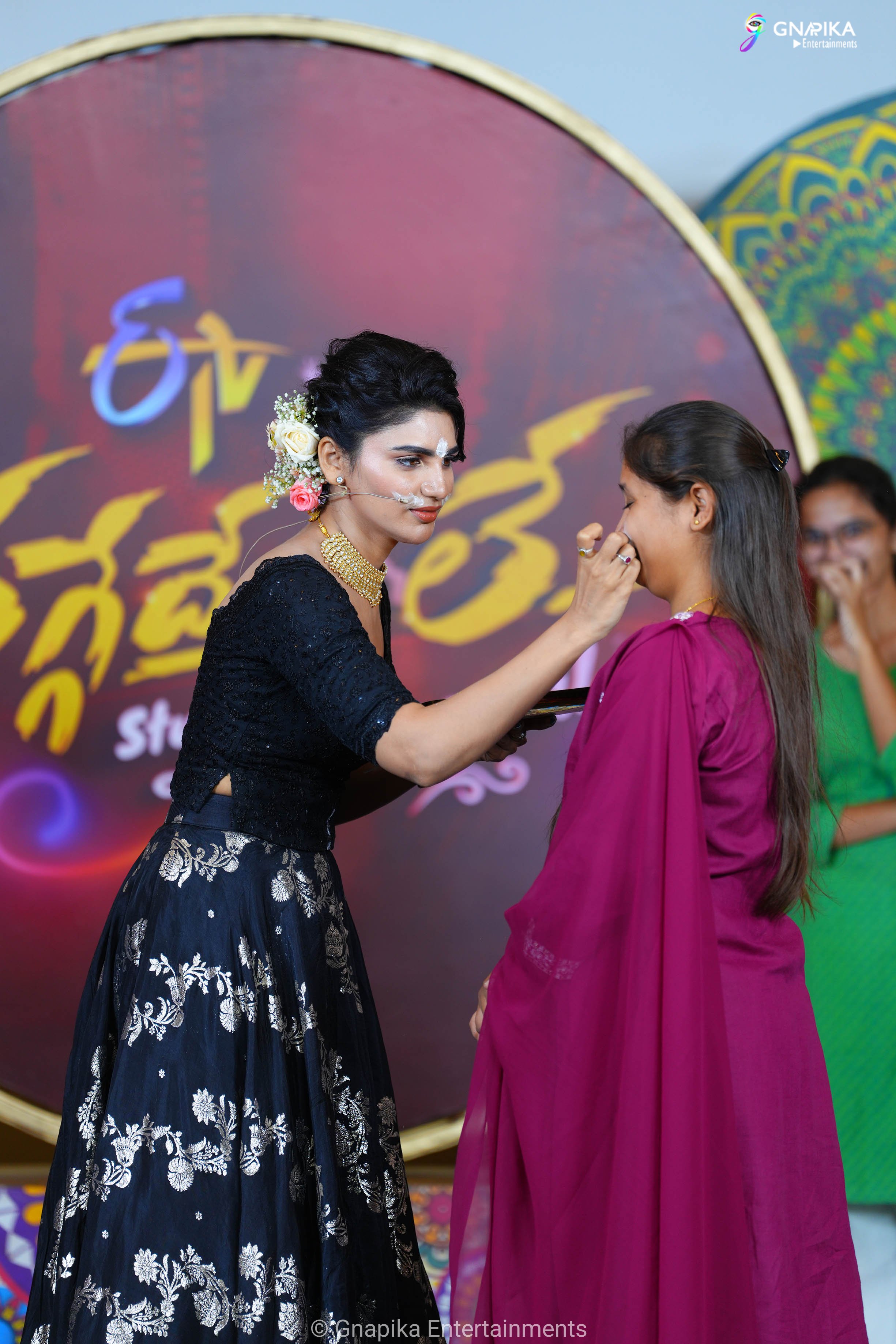 Thaggede le show photos