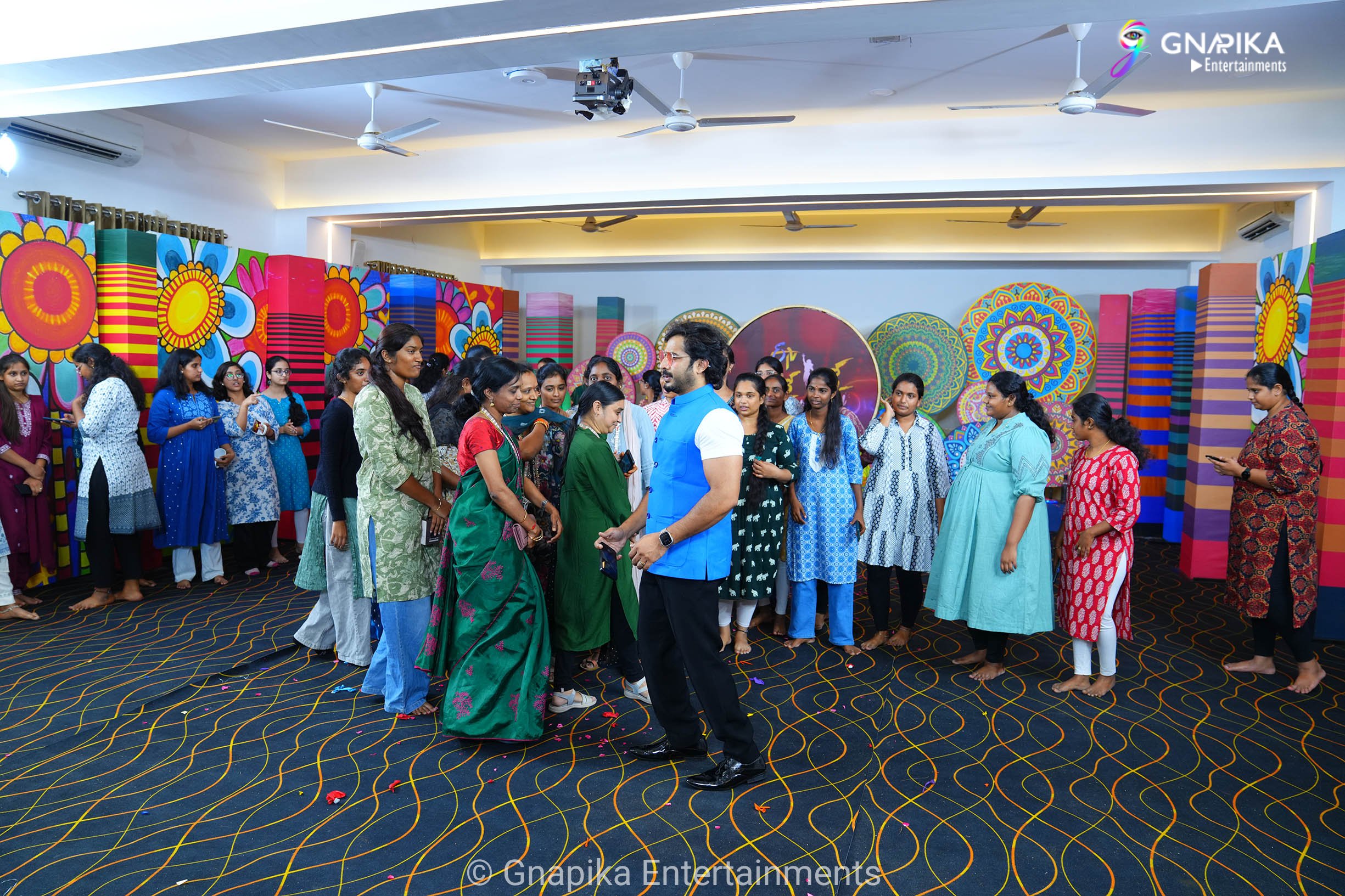 Thaggede le show photos