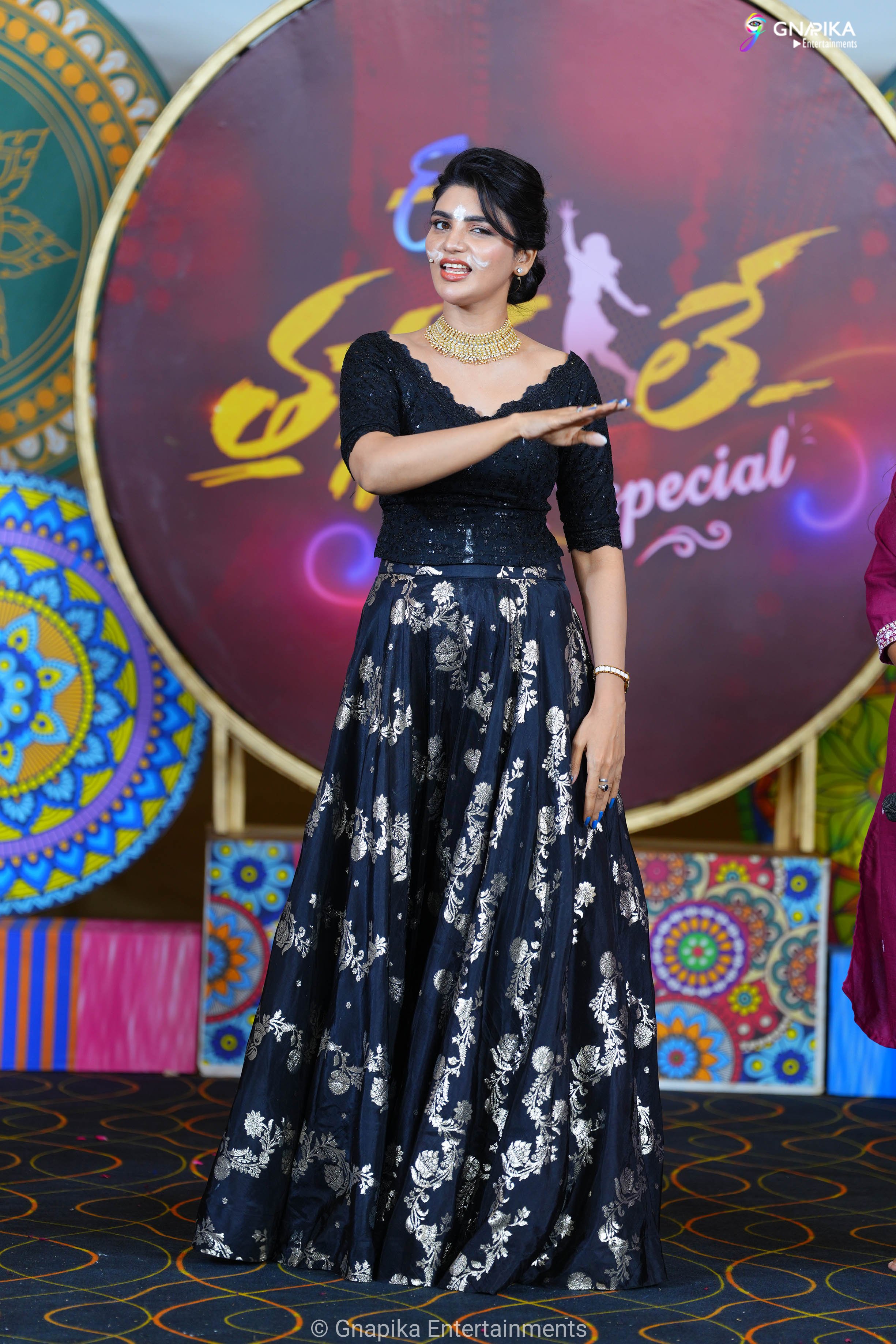 Thaggede le show photos