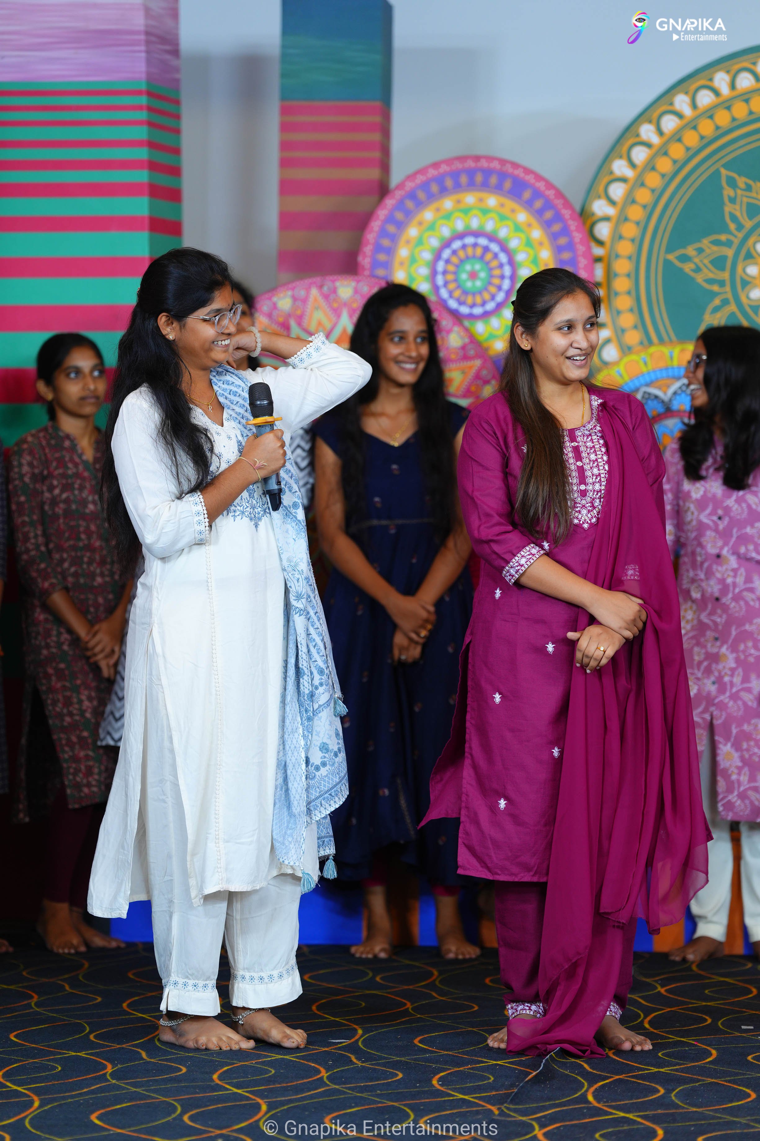Thaggede le show photos