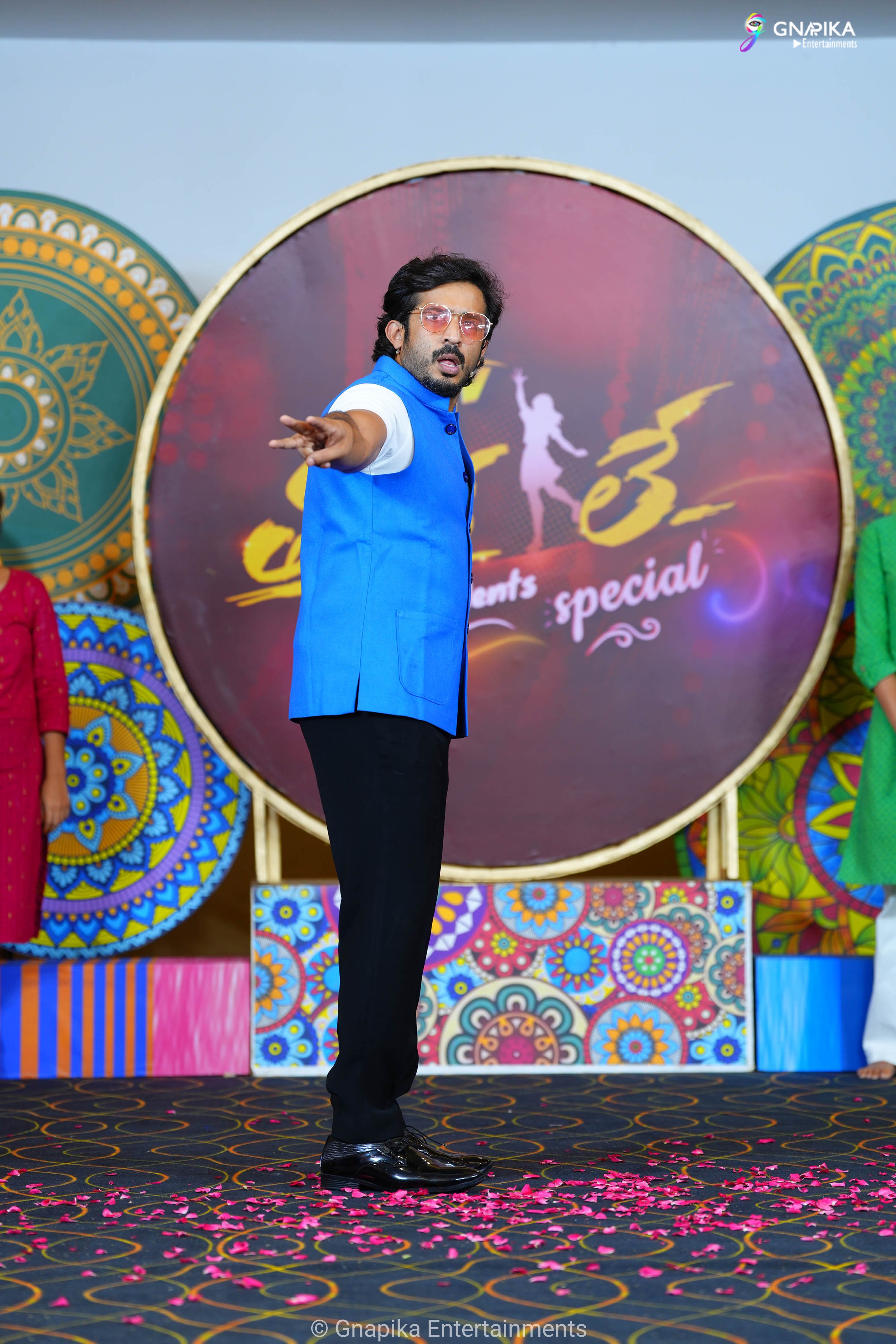 Thaggede le show photos