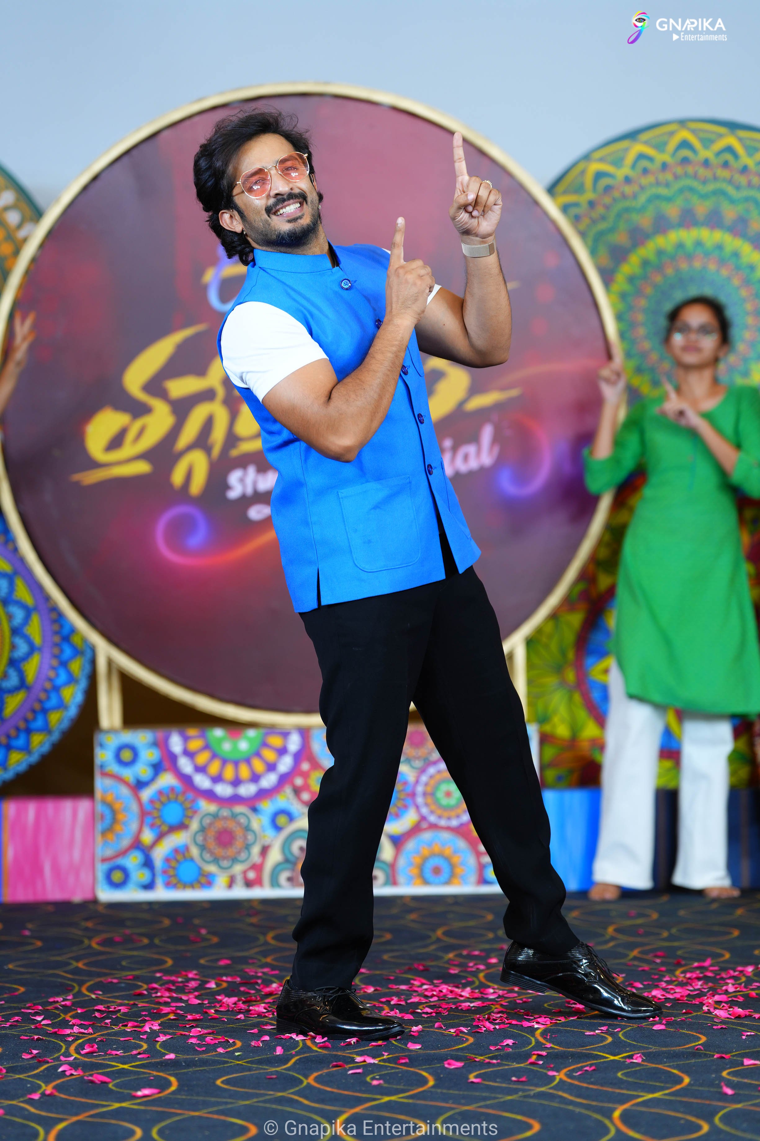 Thaggede le show photos