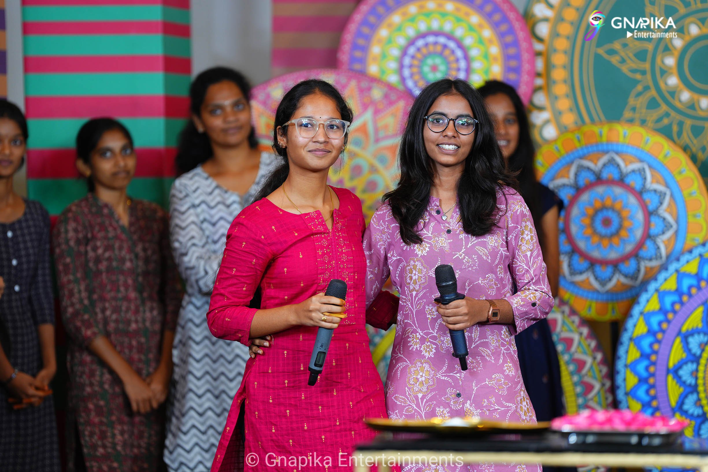 Thaggede le show photos