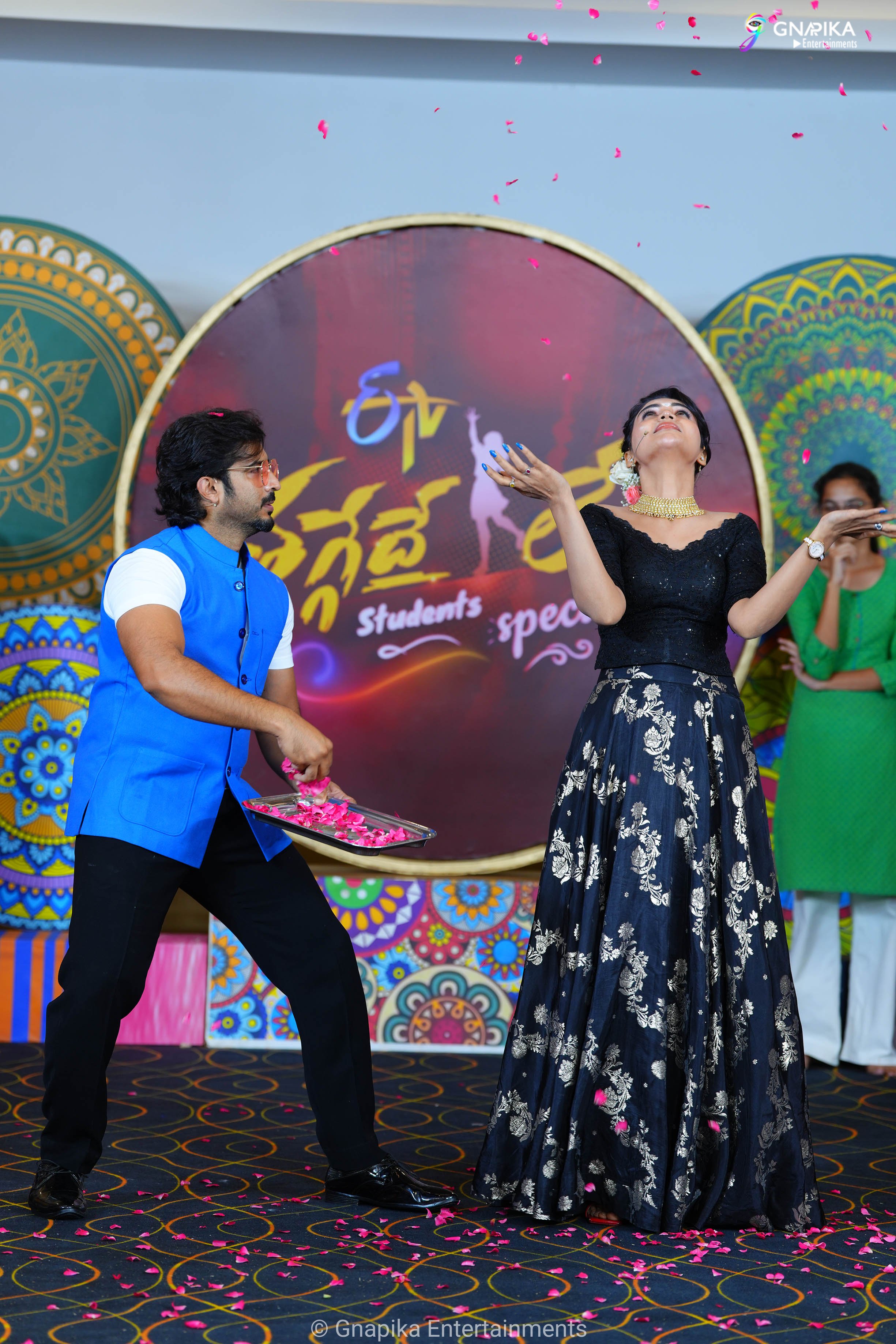 Thaggede le show photos