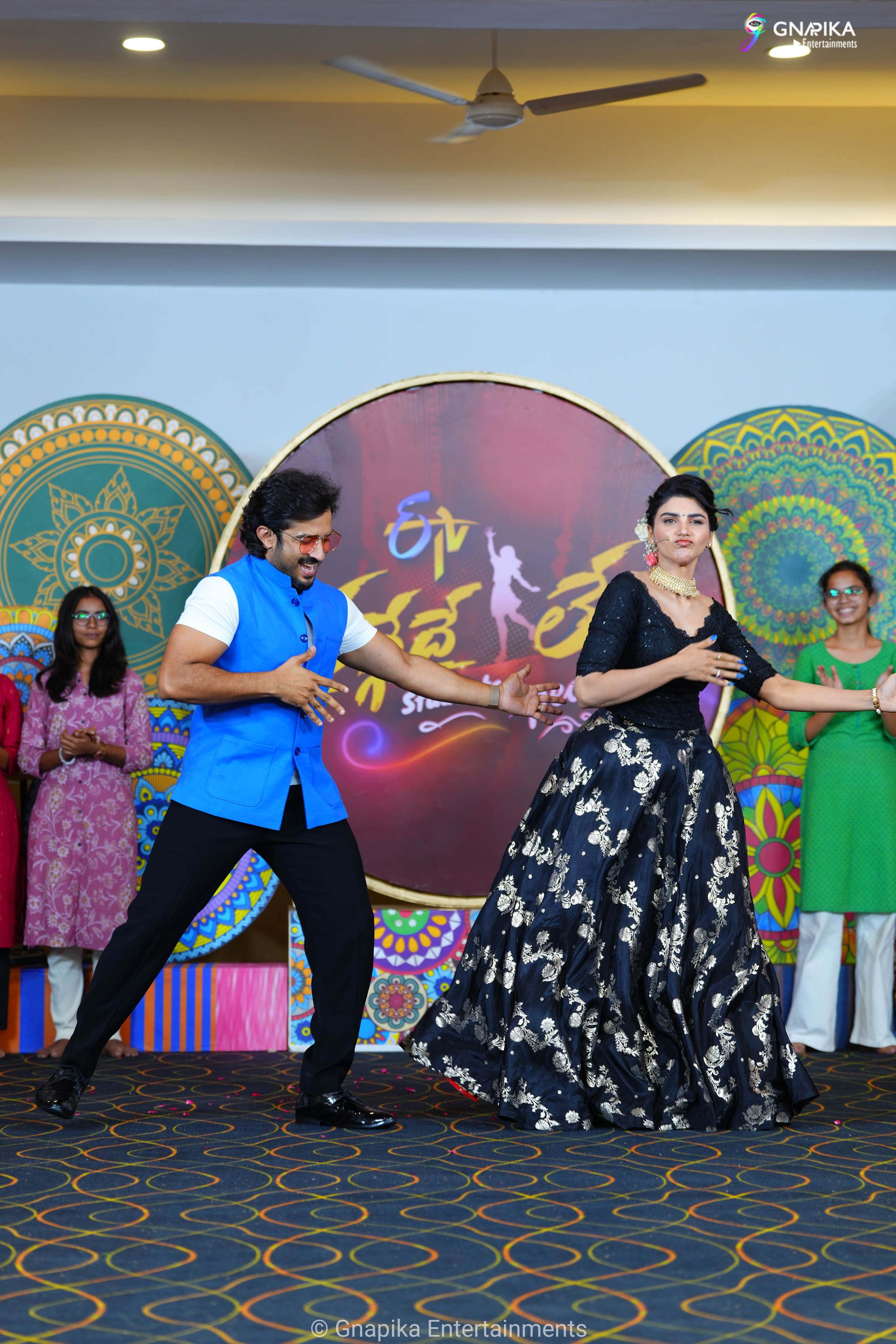 Thaggede le show photos