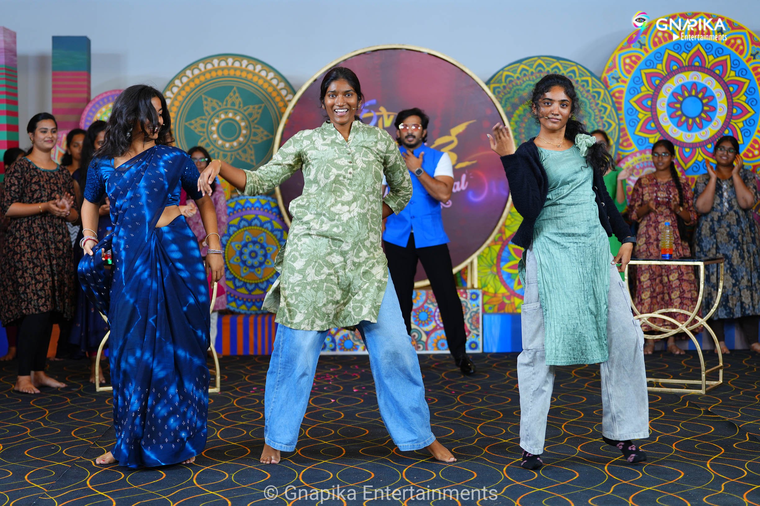 Thaggede le show photos