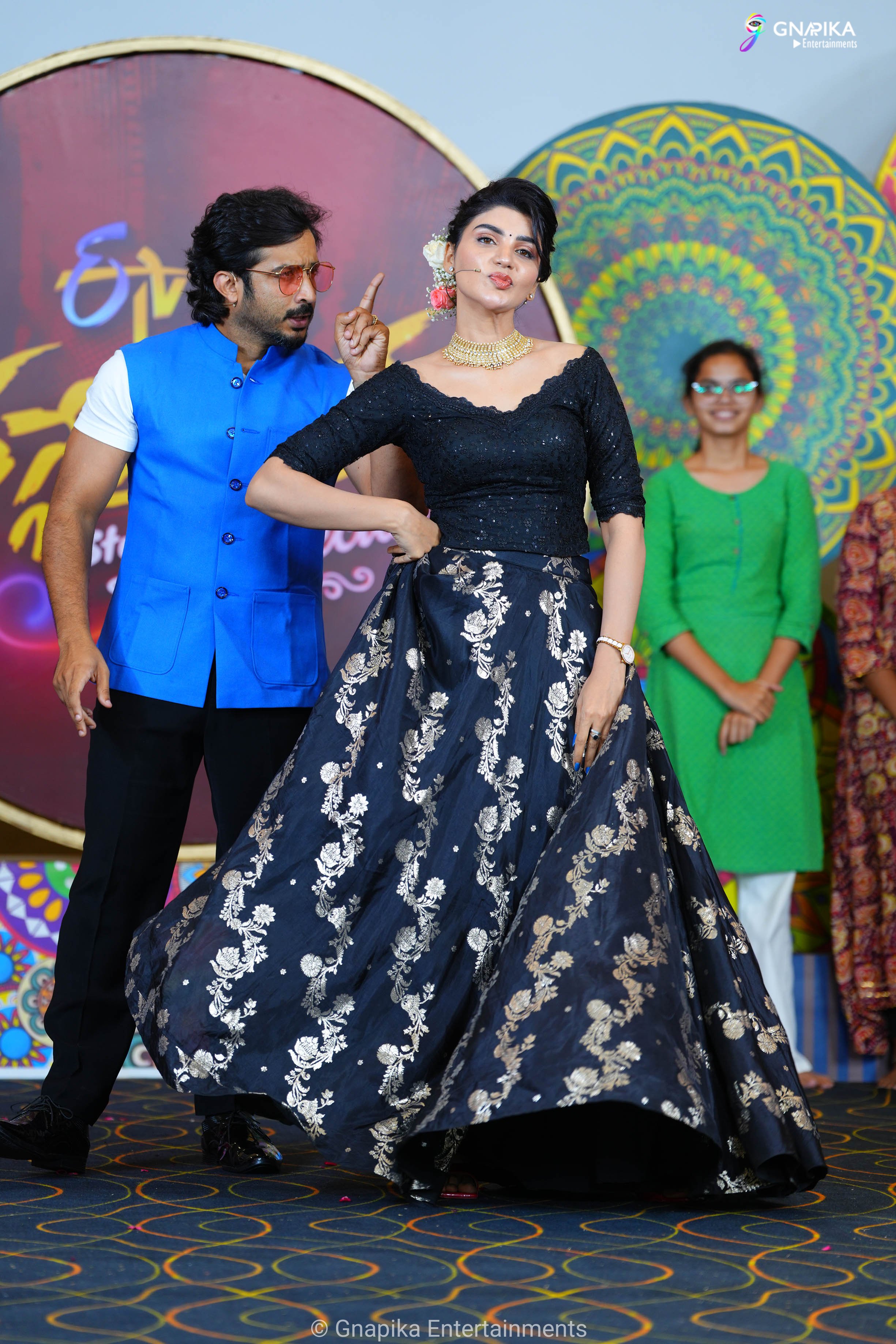 Thaggede le show photos