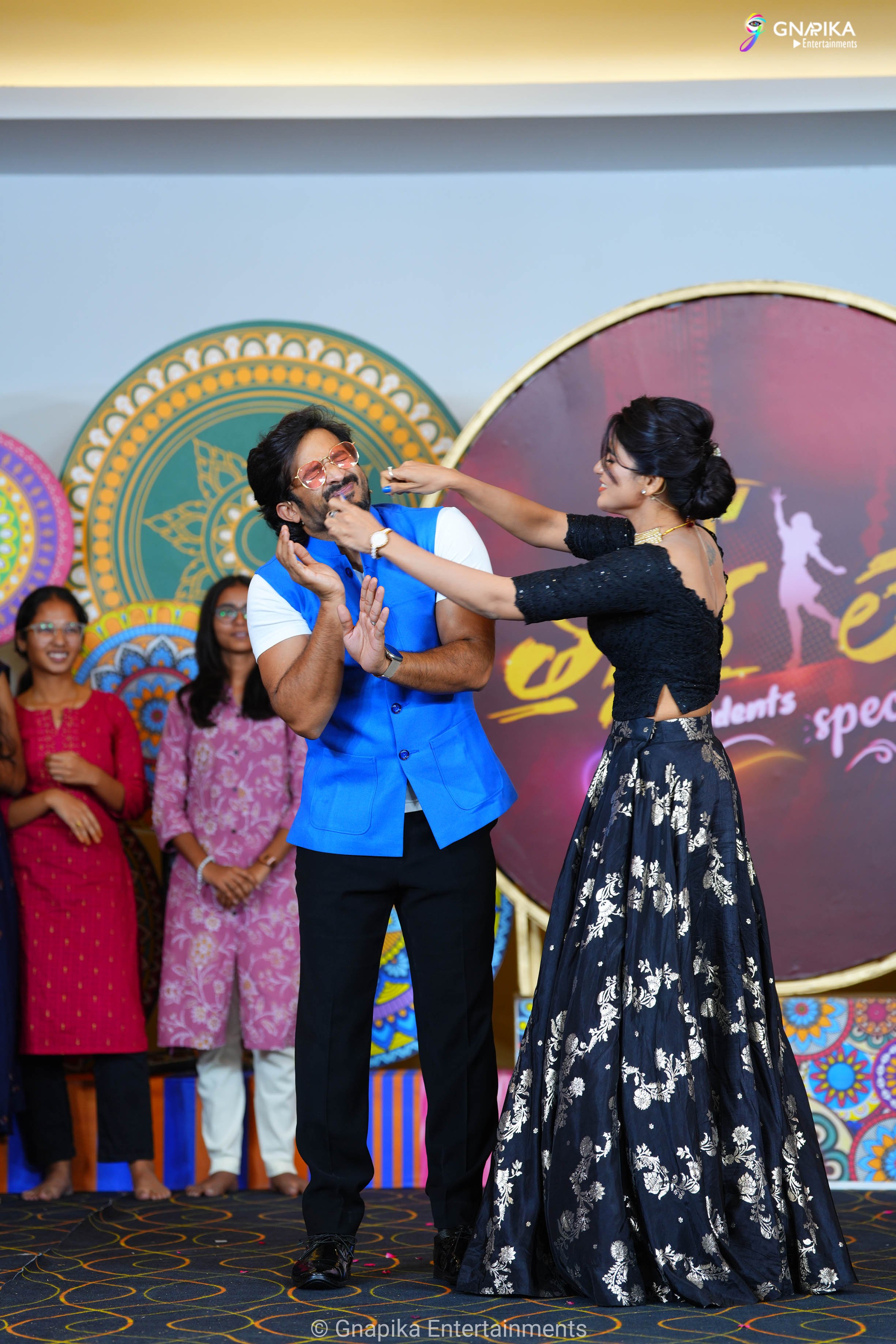 Thaggede le show photos