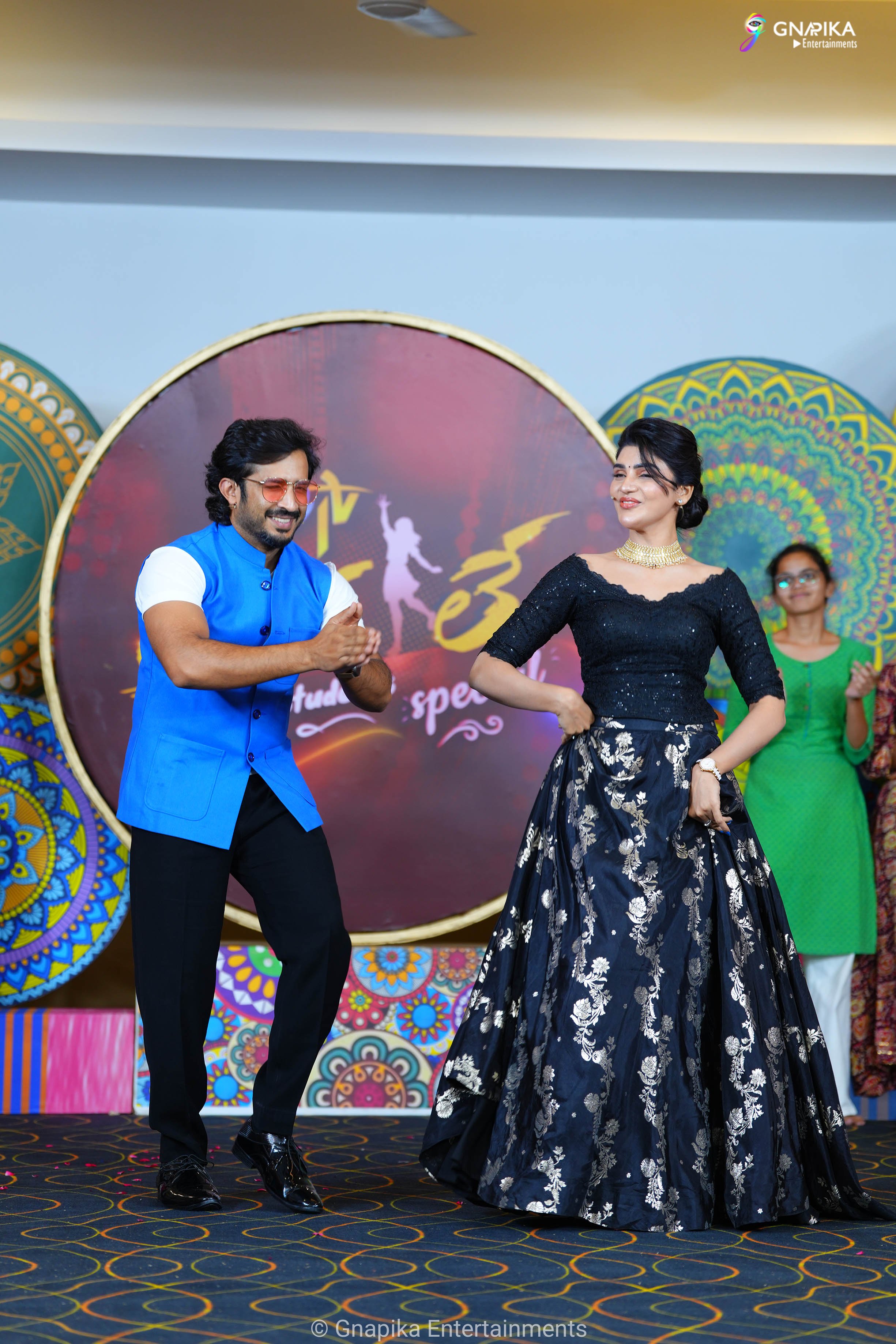 Thaggede le show photos