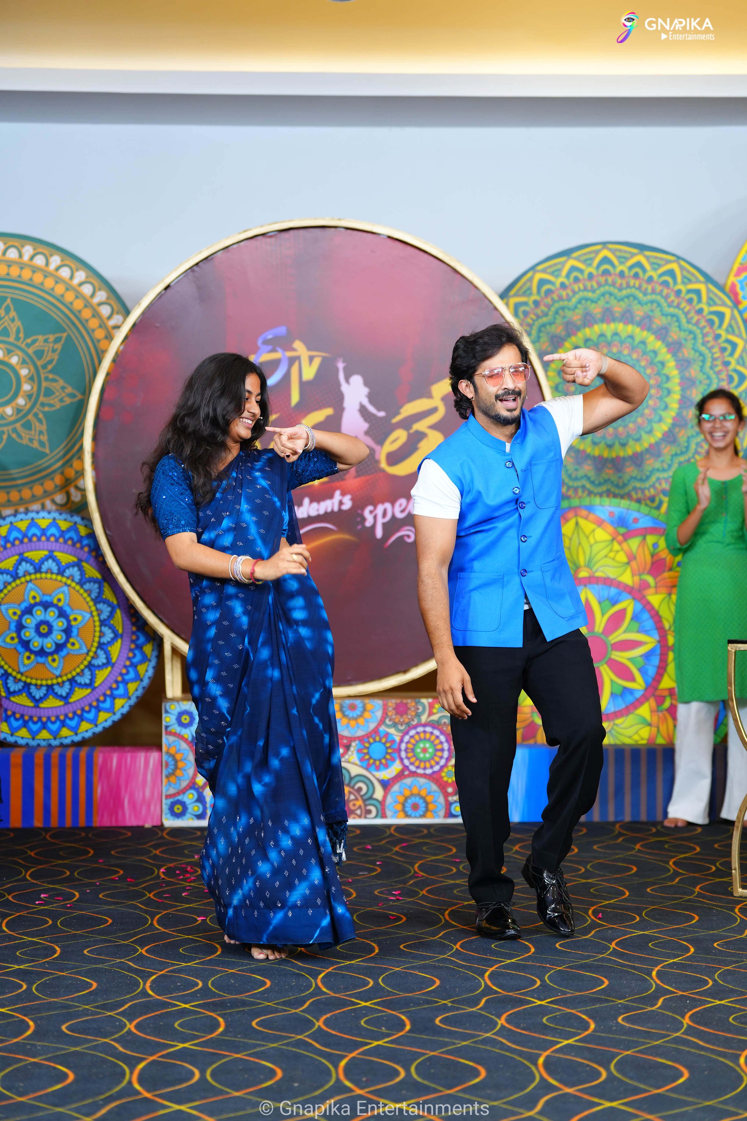 Thaggede le show photos