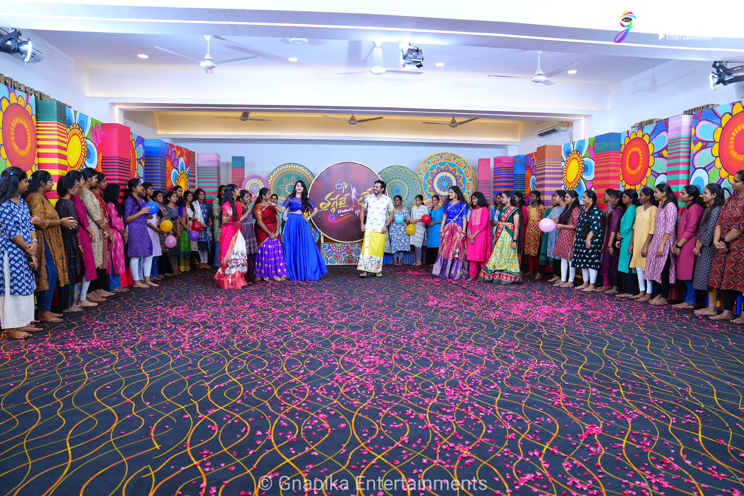 Thaggede le show photos