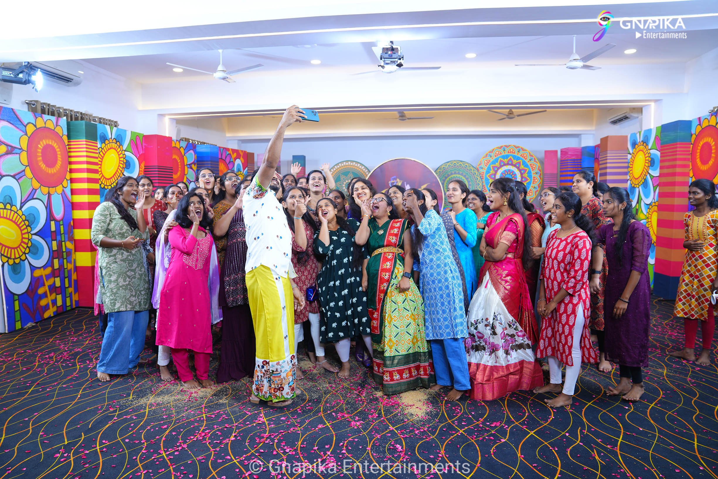 Thaggede le show photos