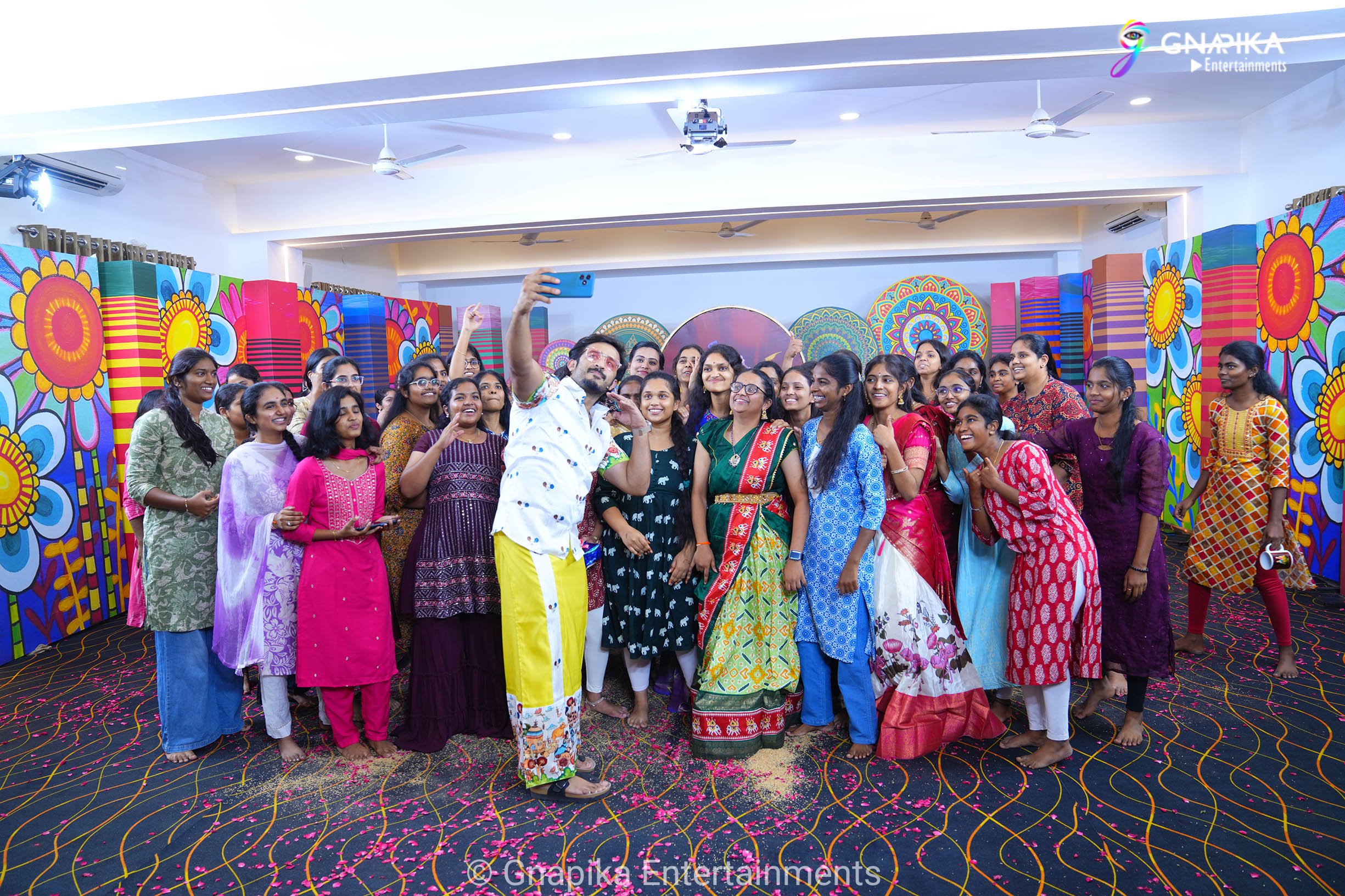 Thaggede le show photos