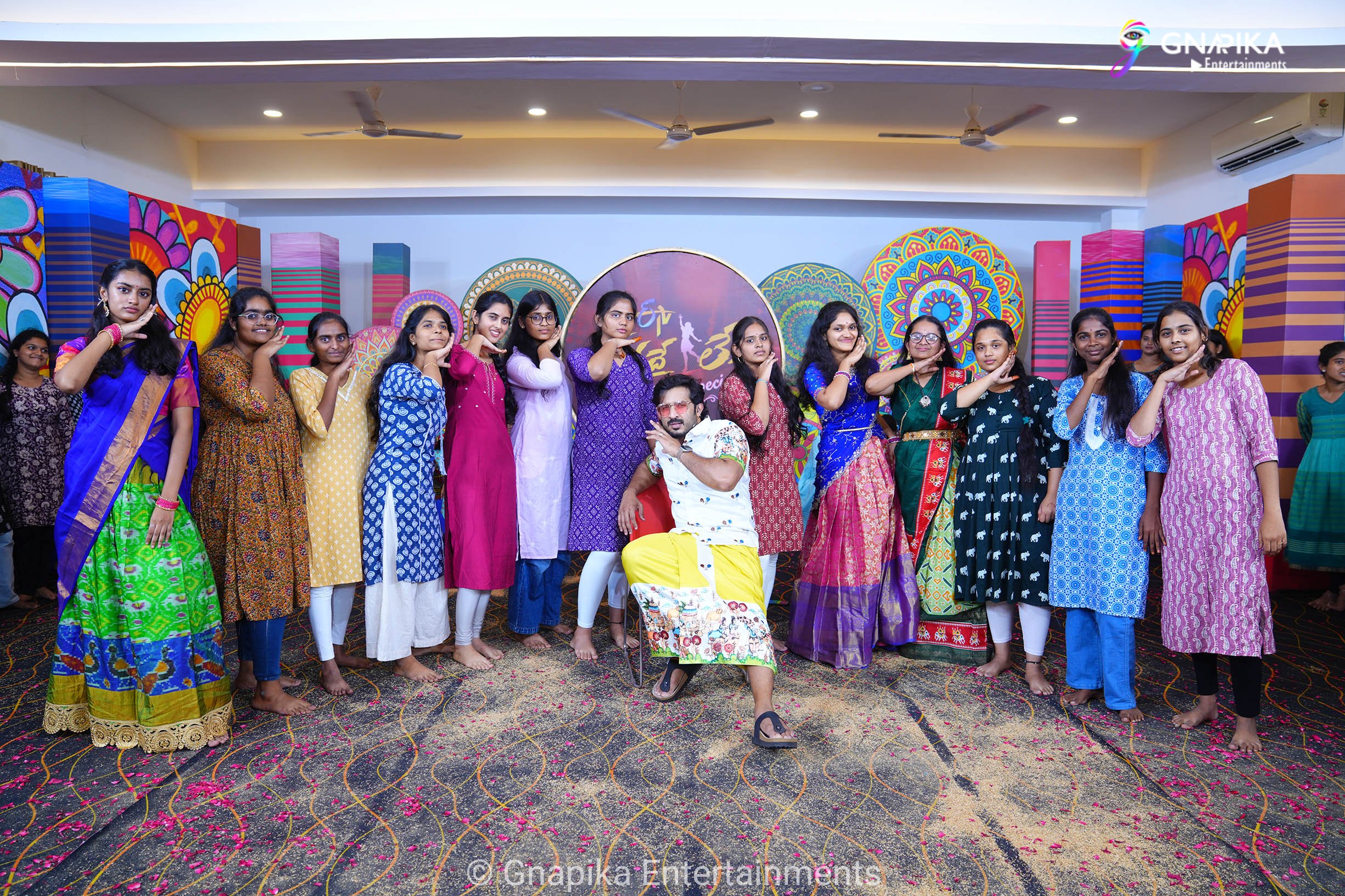 Thaggede le show photos