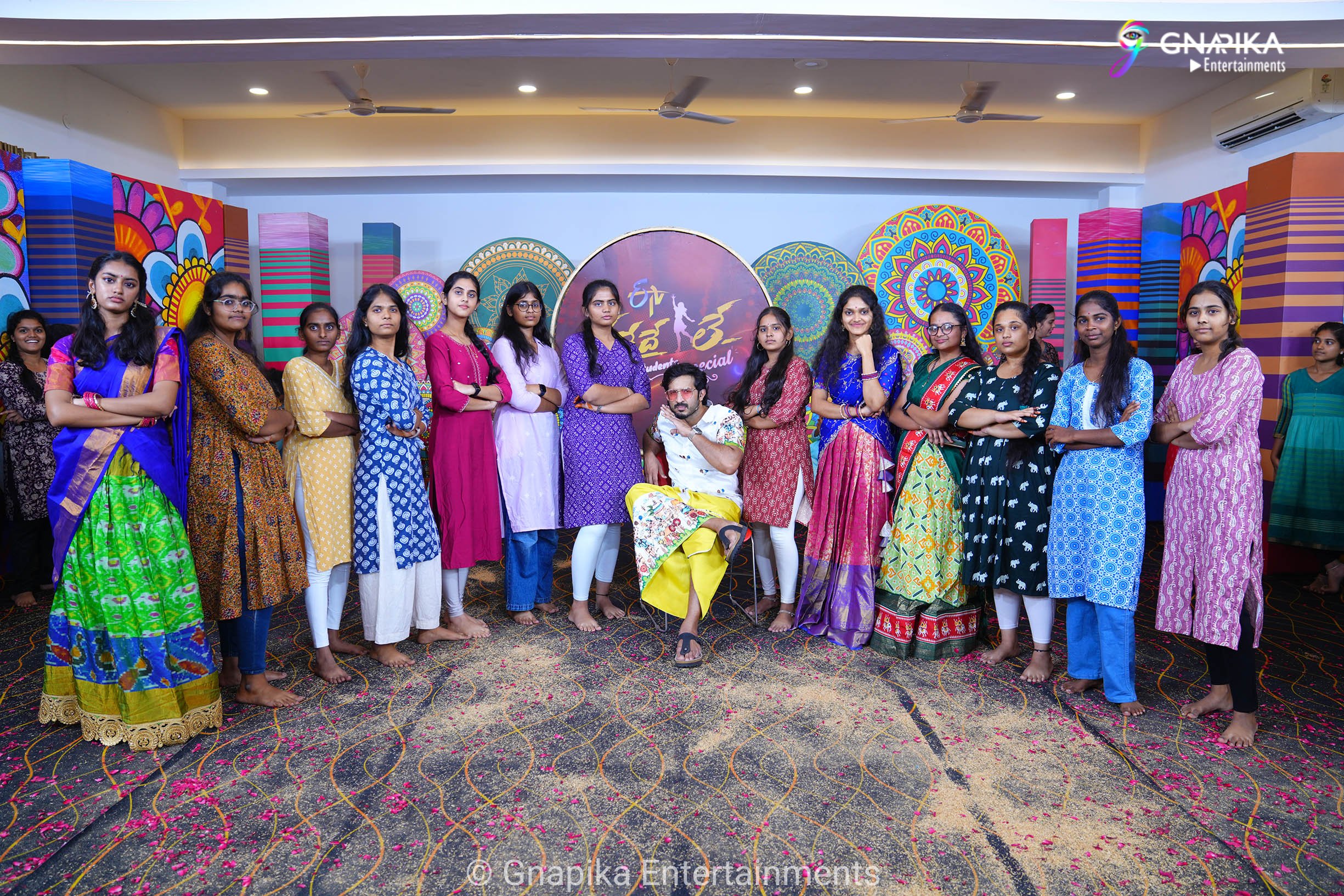 Thaggede le show photos