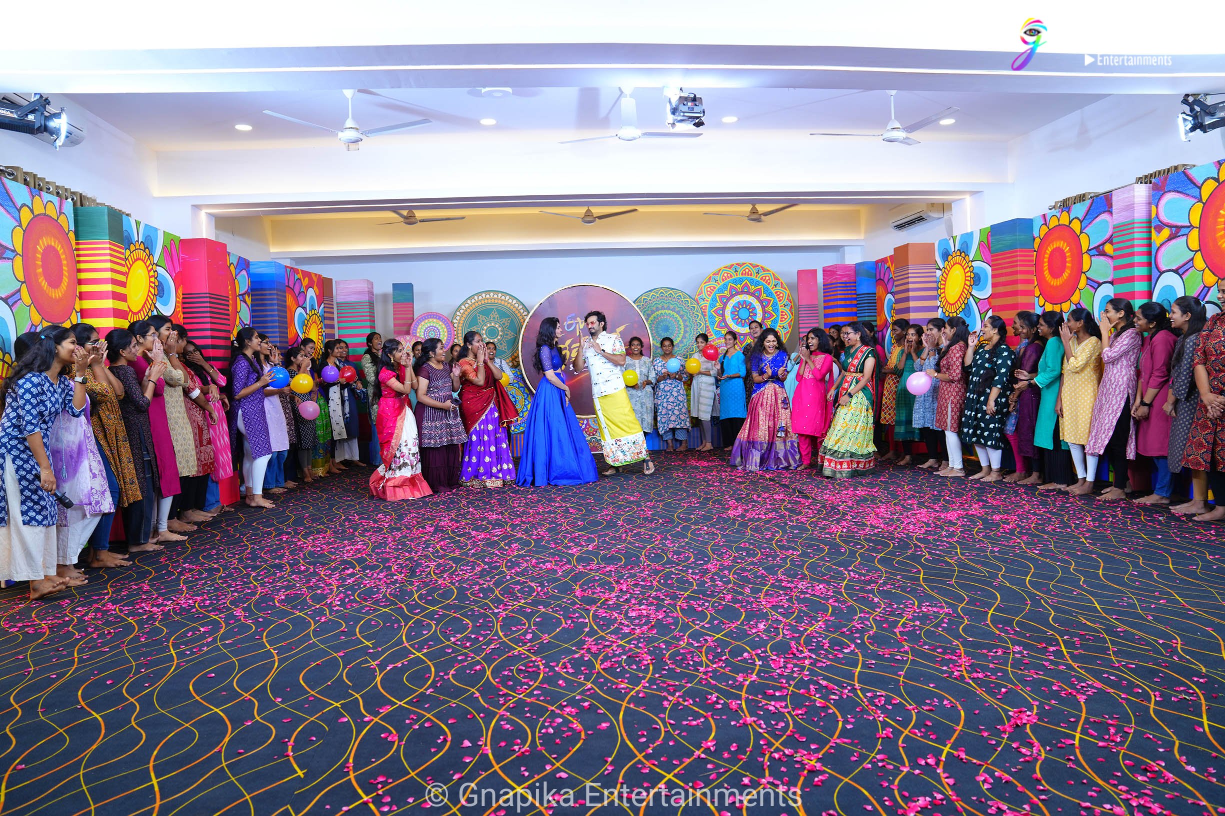 Thaggede le show photos