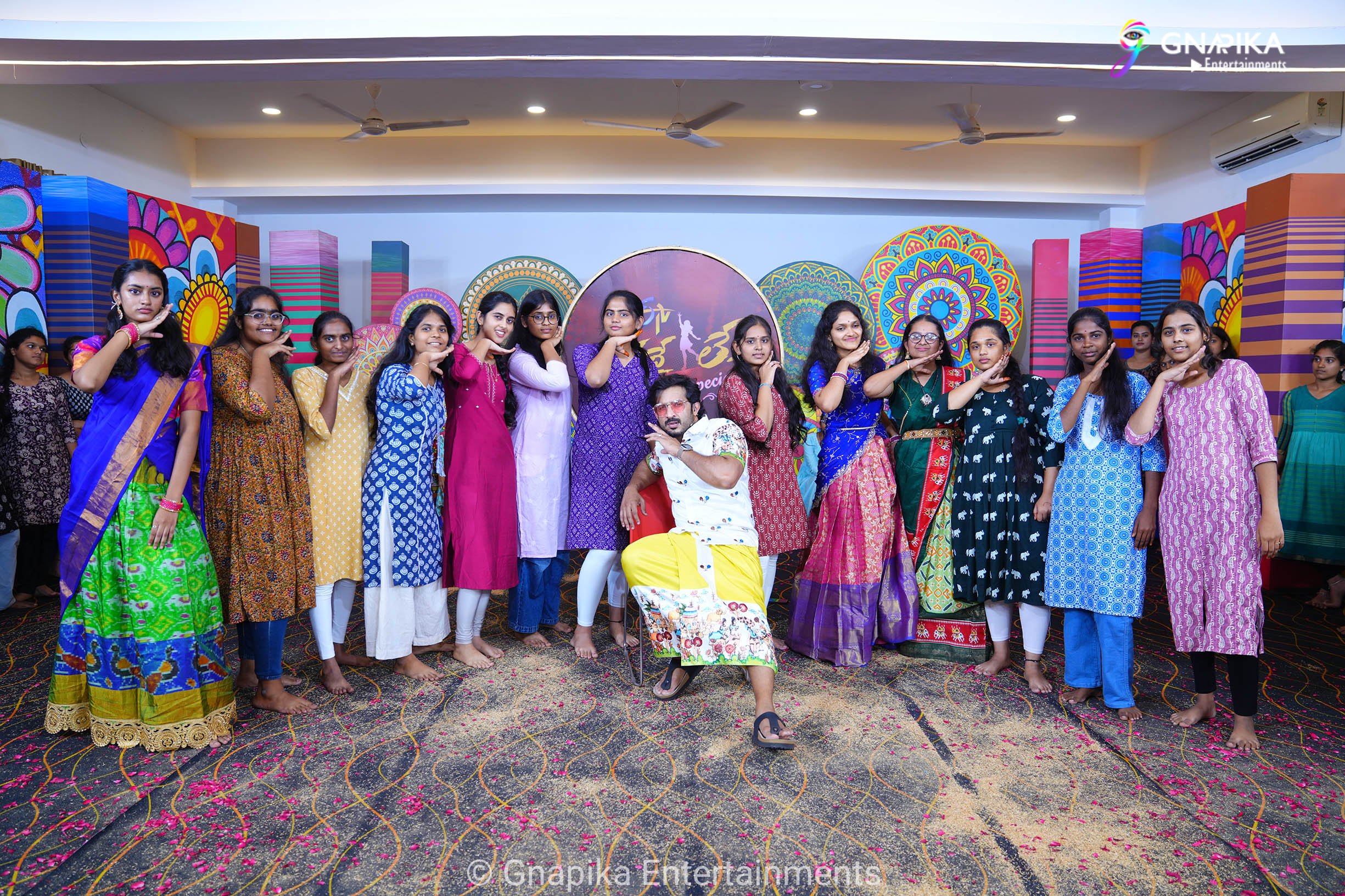 Thaggede le show photos