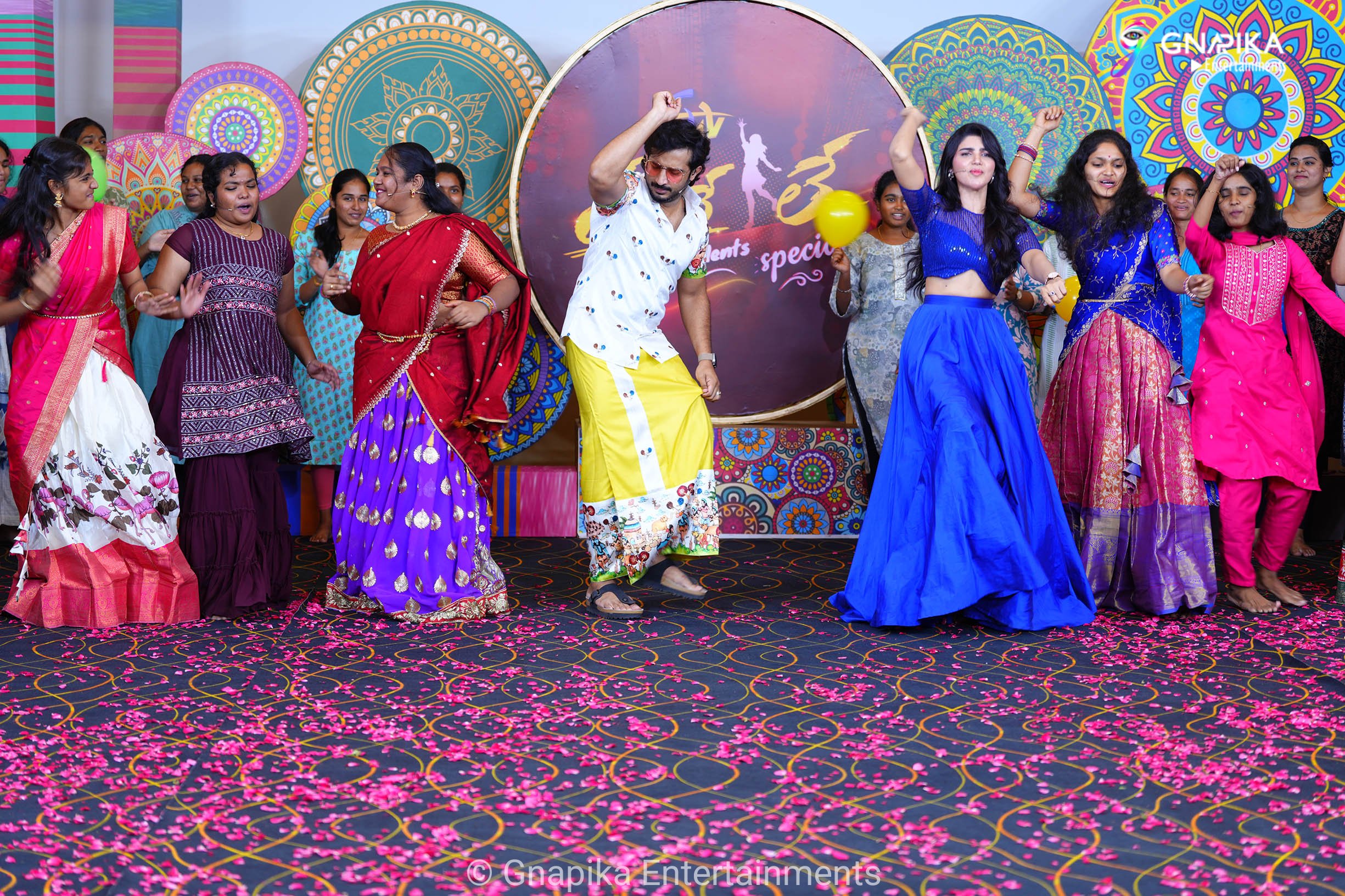 Thaggede le show photos