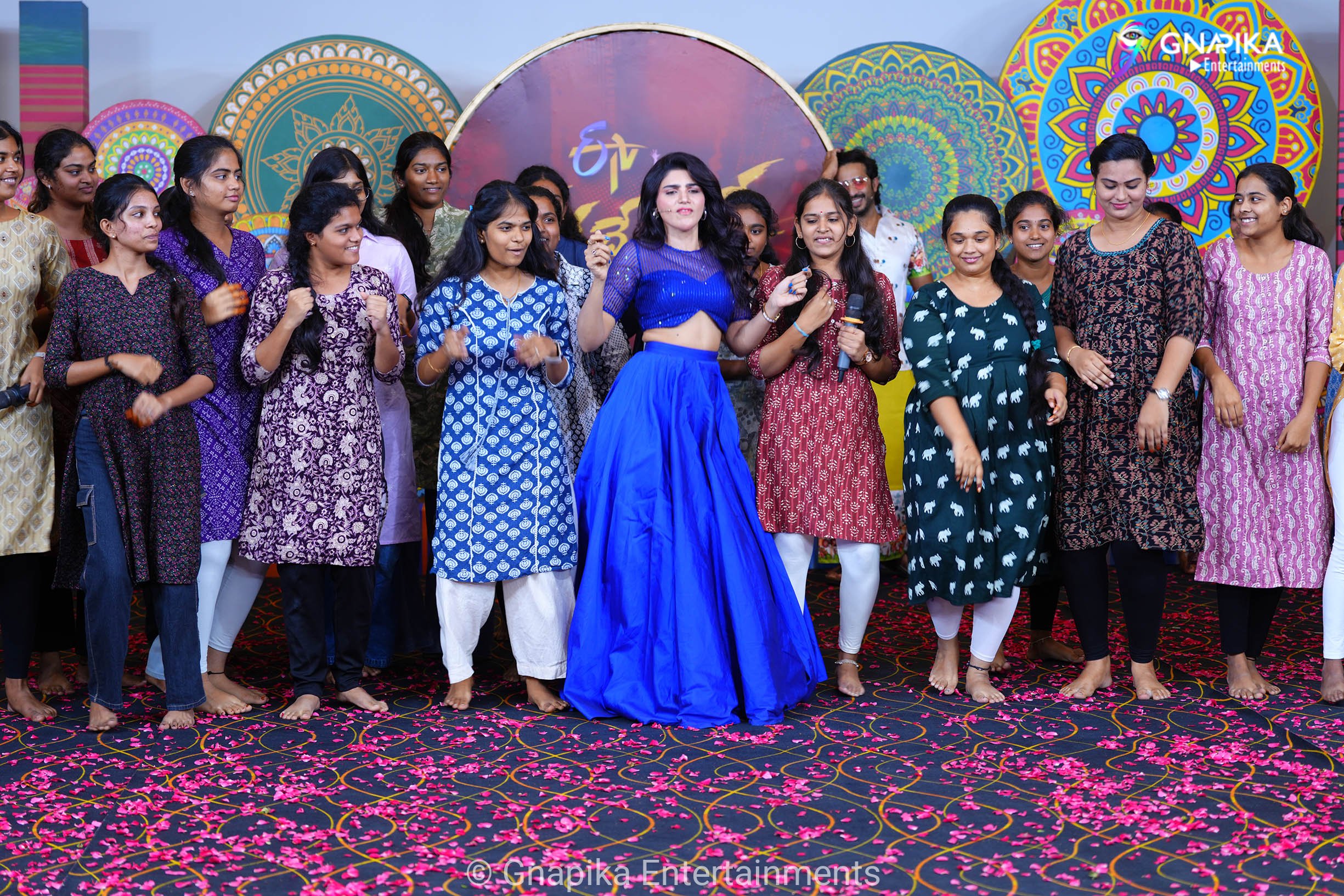 Thaggede le show photos