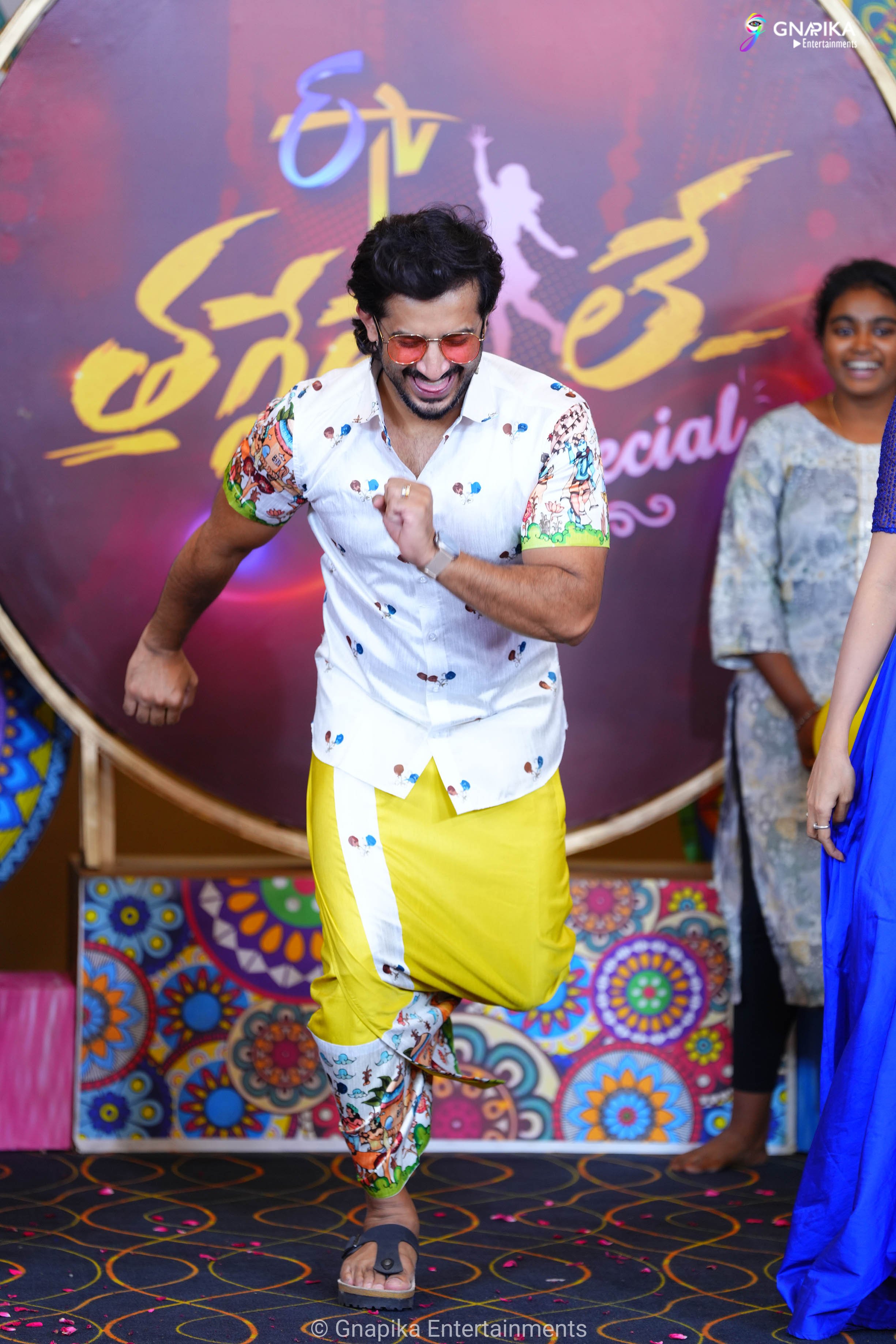 Thaggede le show photos