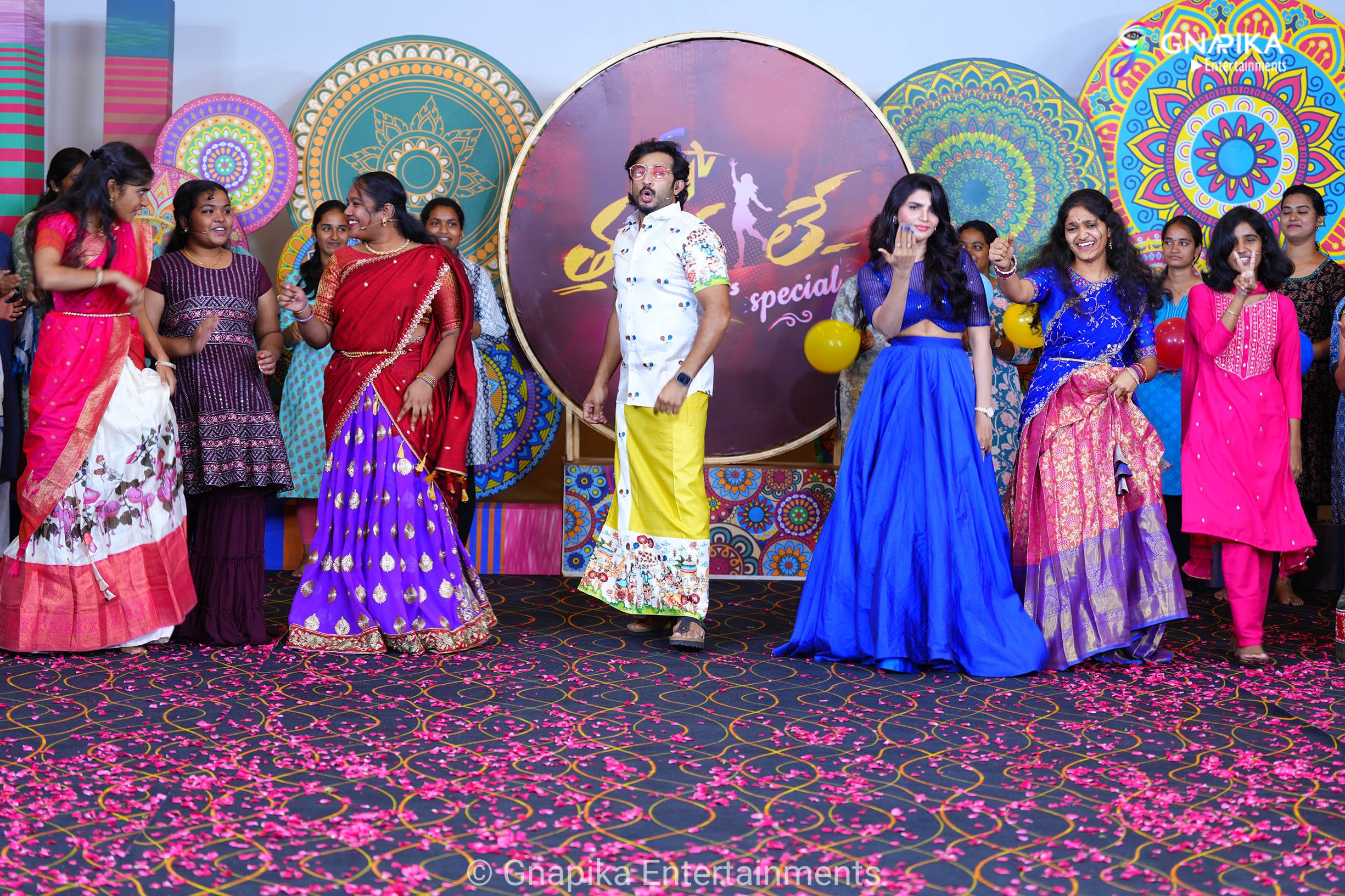 Thaggede le show photos