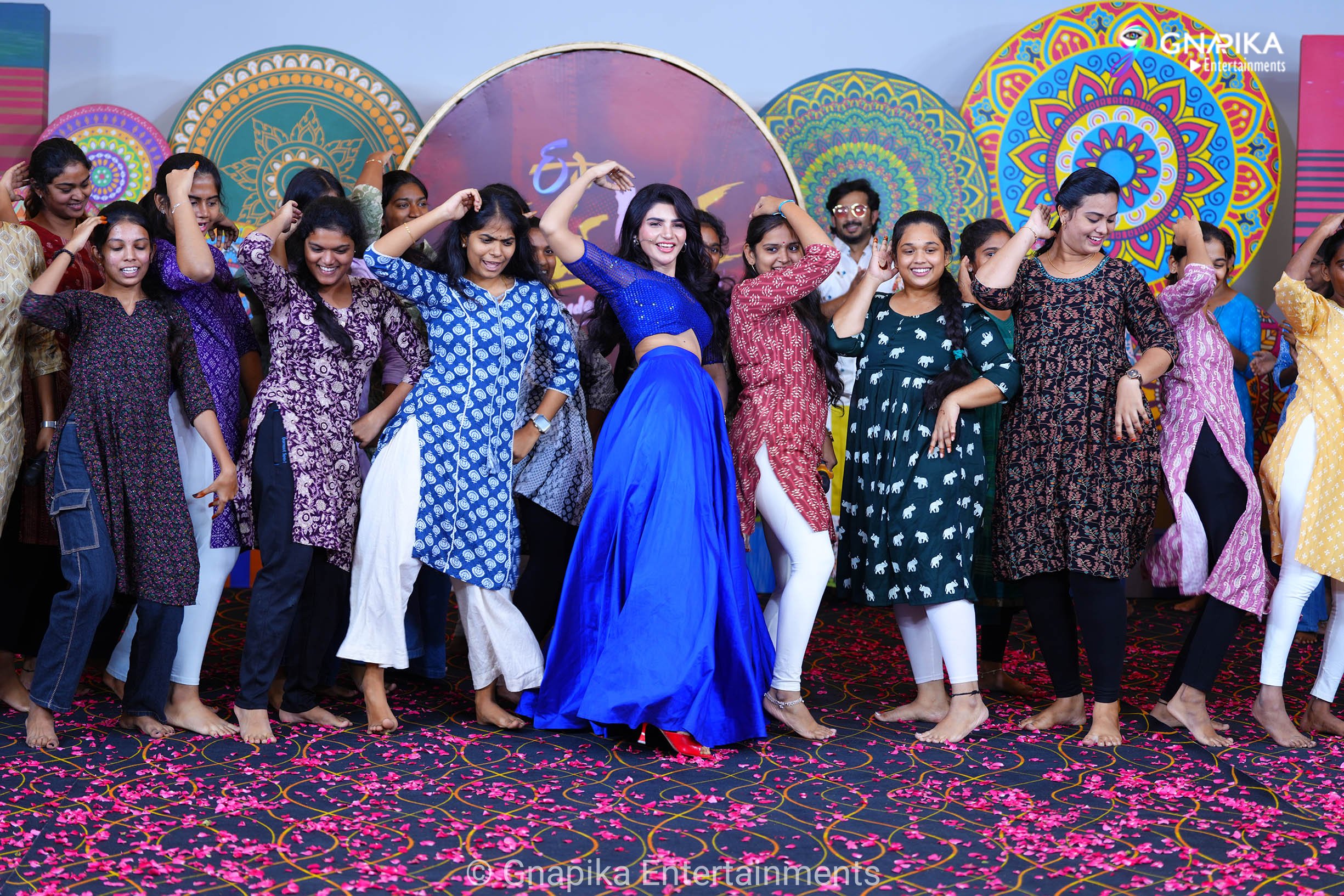 Thaggede le show photos