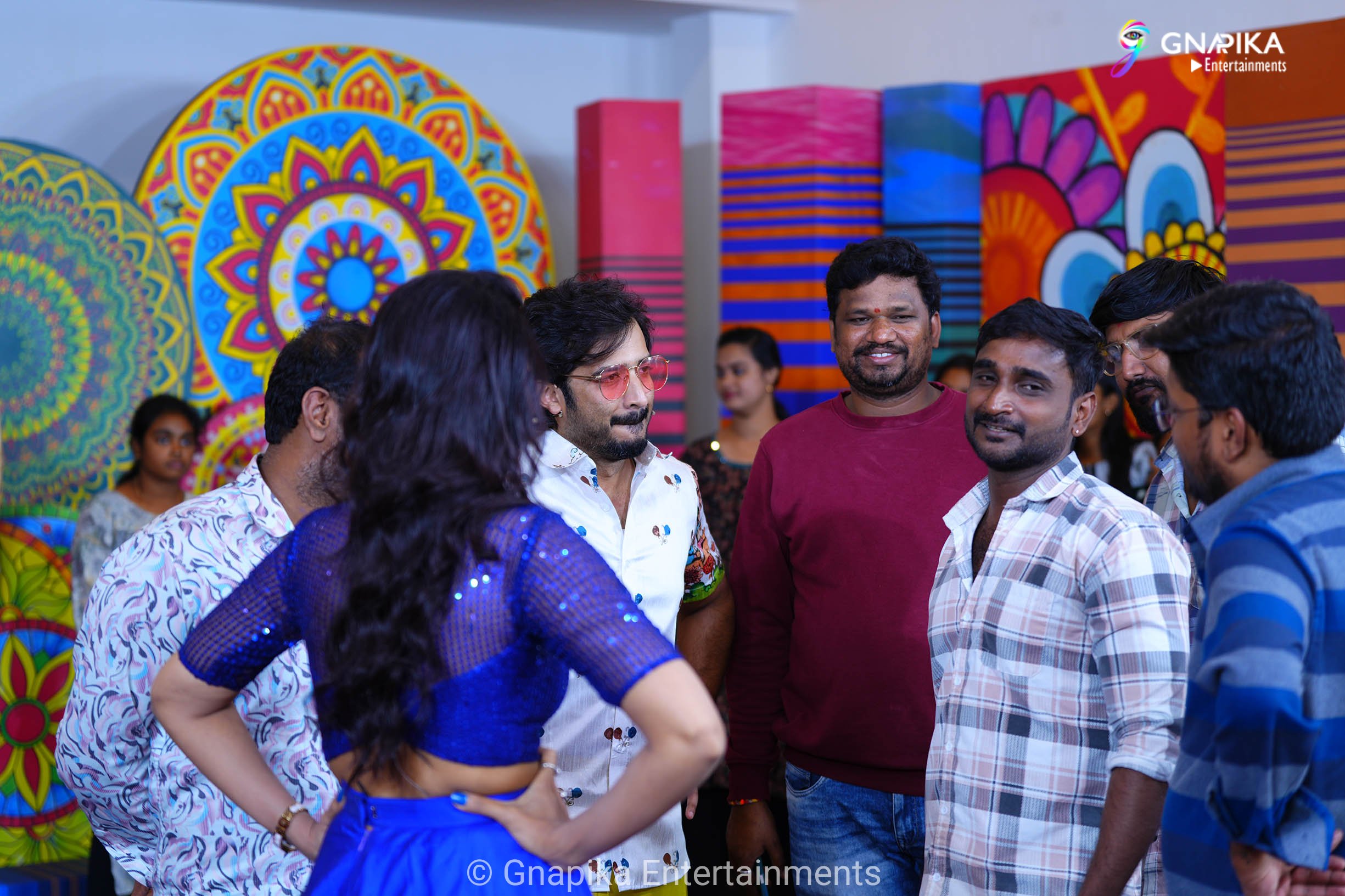 Thaggede le show photos