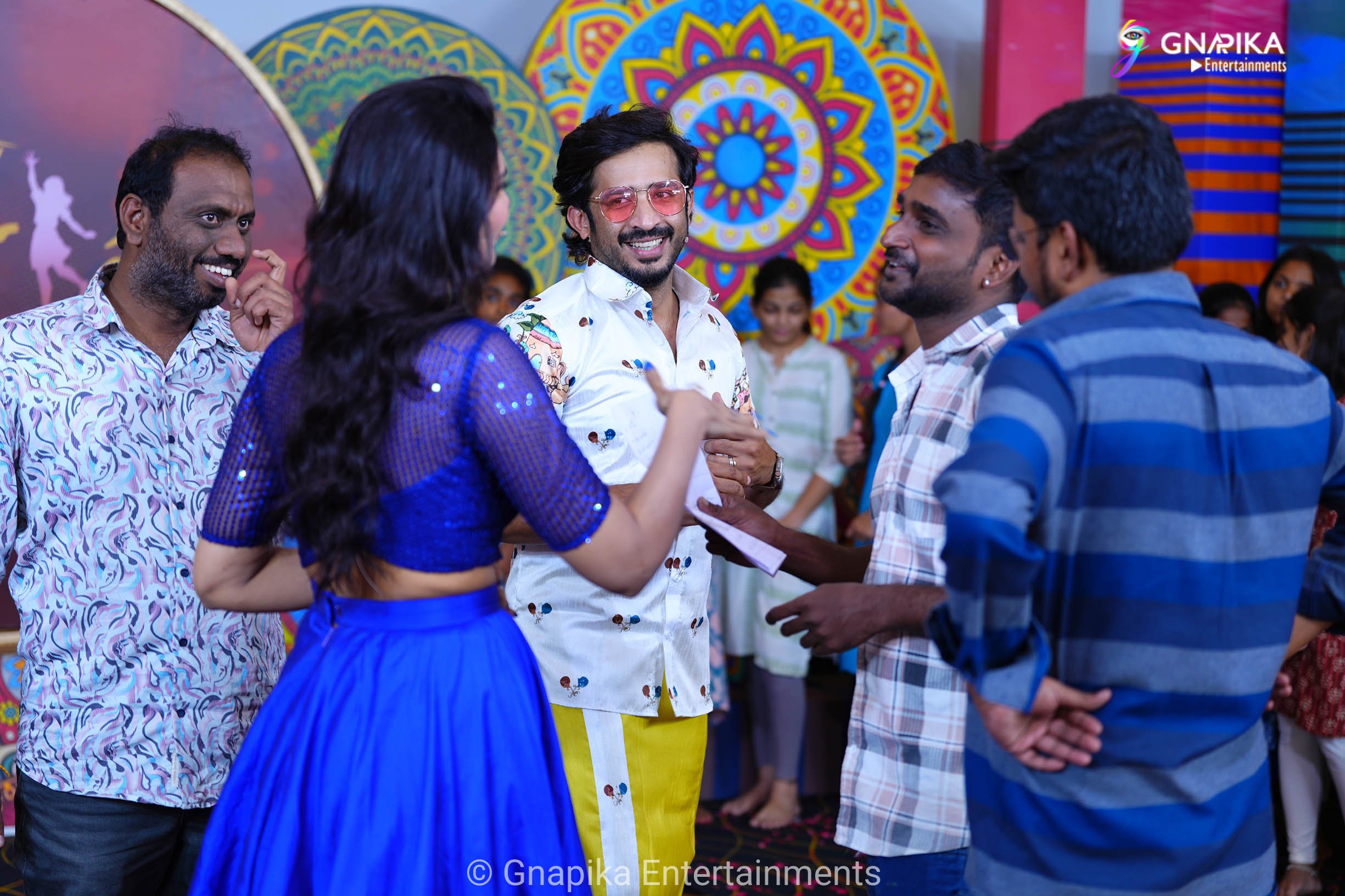 Thaggede le show photos