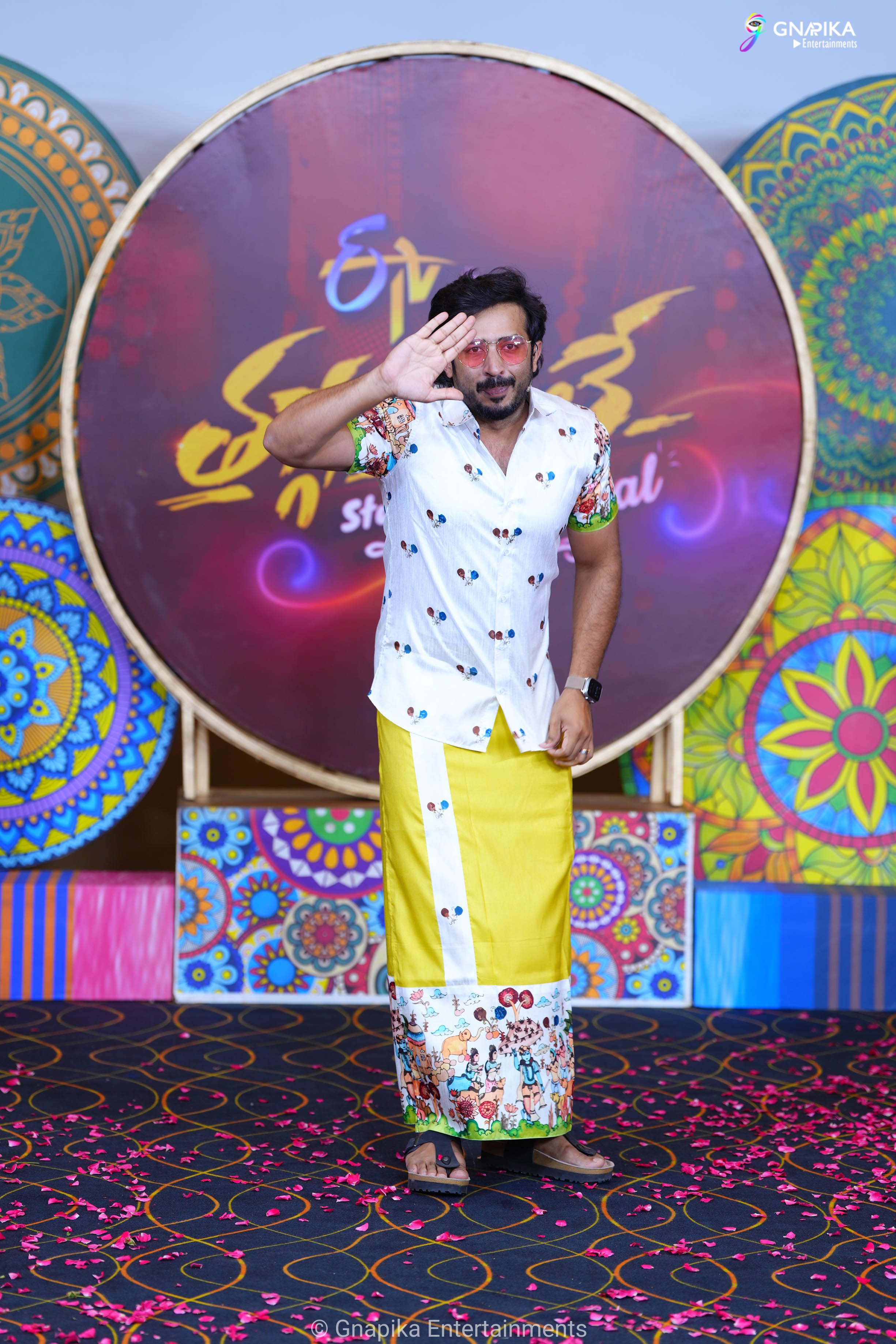 Thaggede le show photos