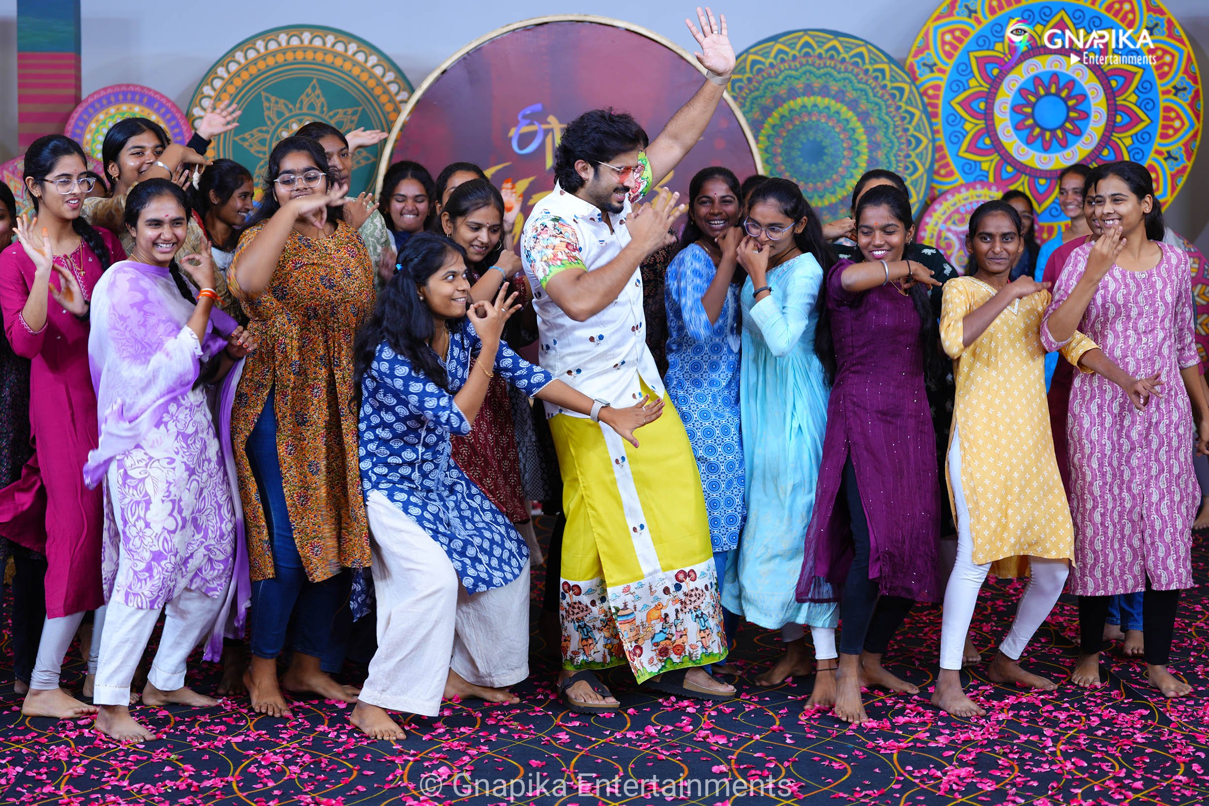 Thaggede le show photos