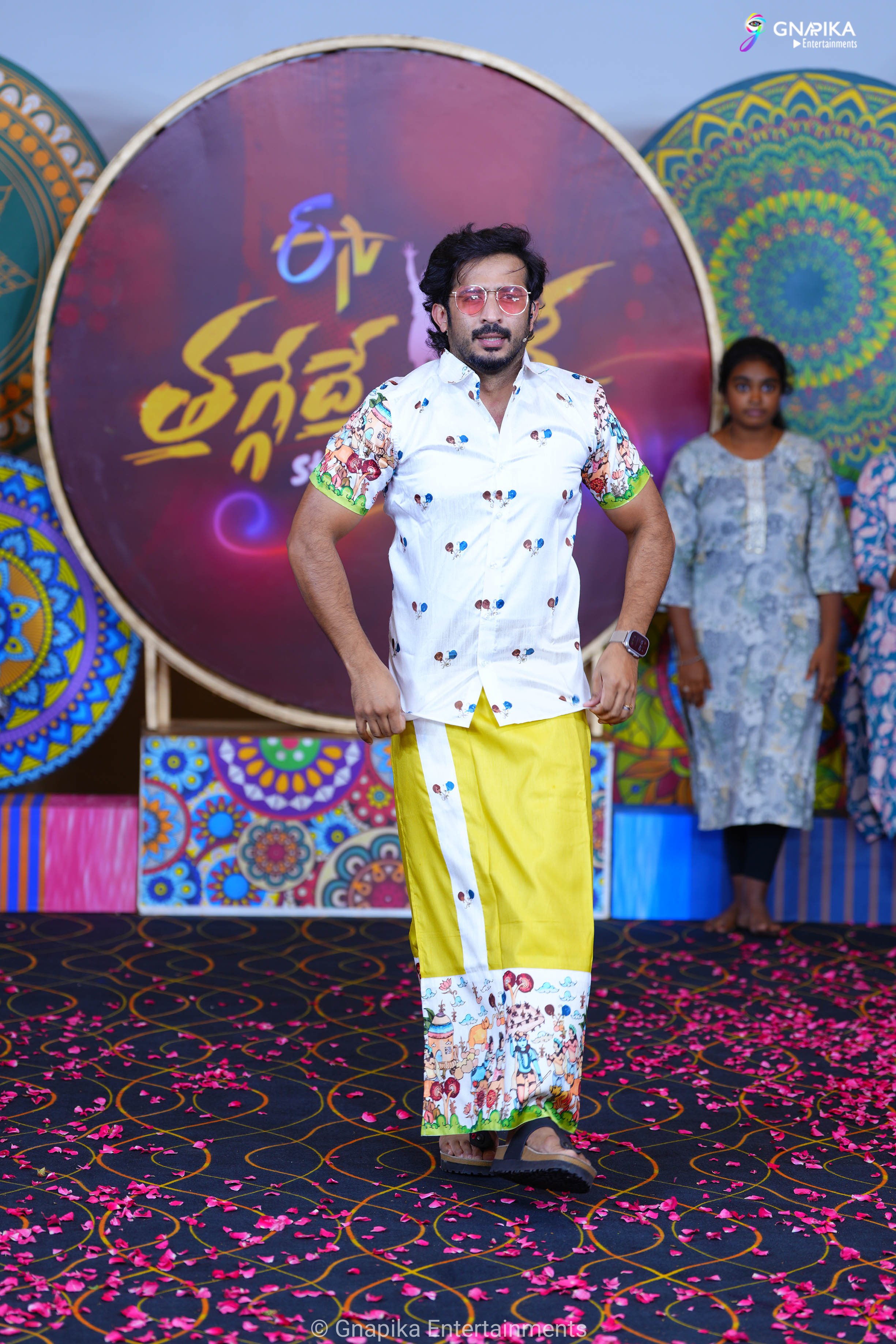 Thaggede le show photos