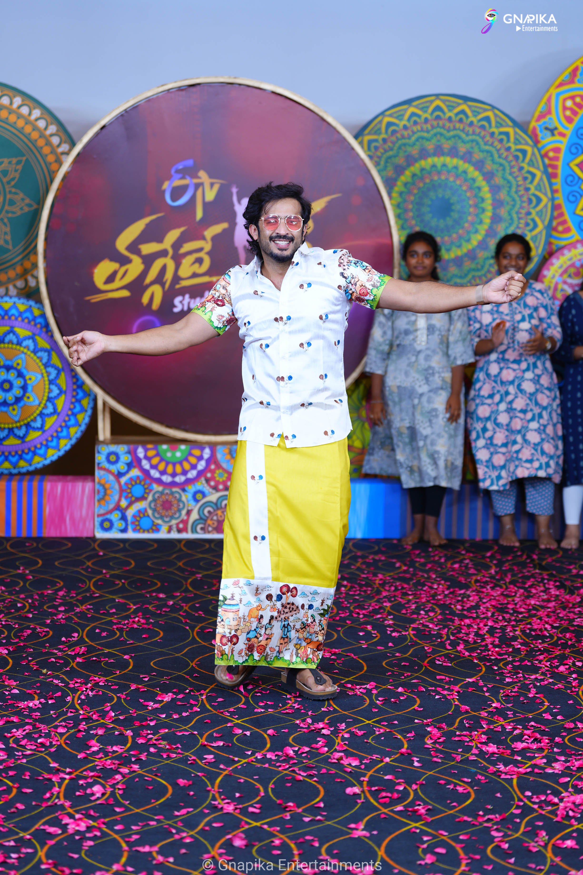 Thaggede le show photos