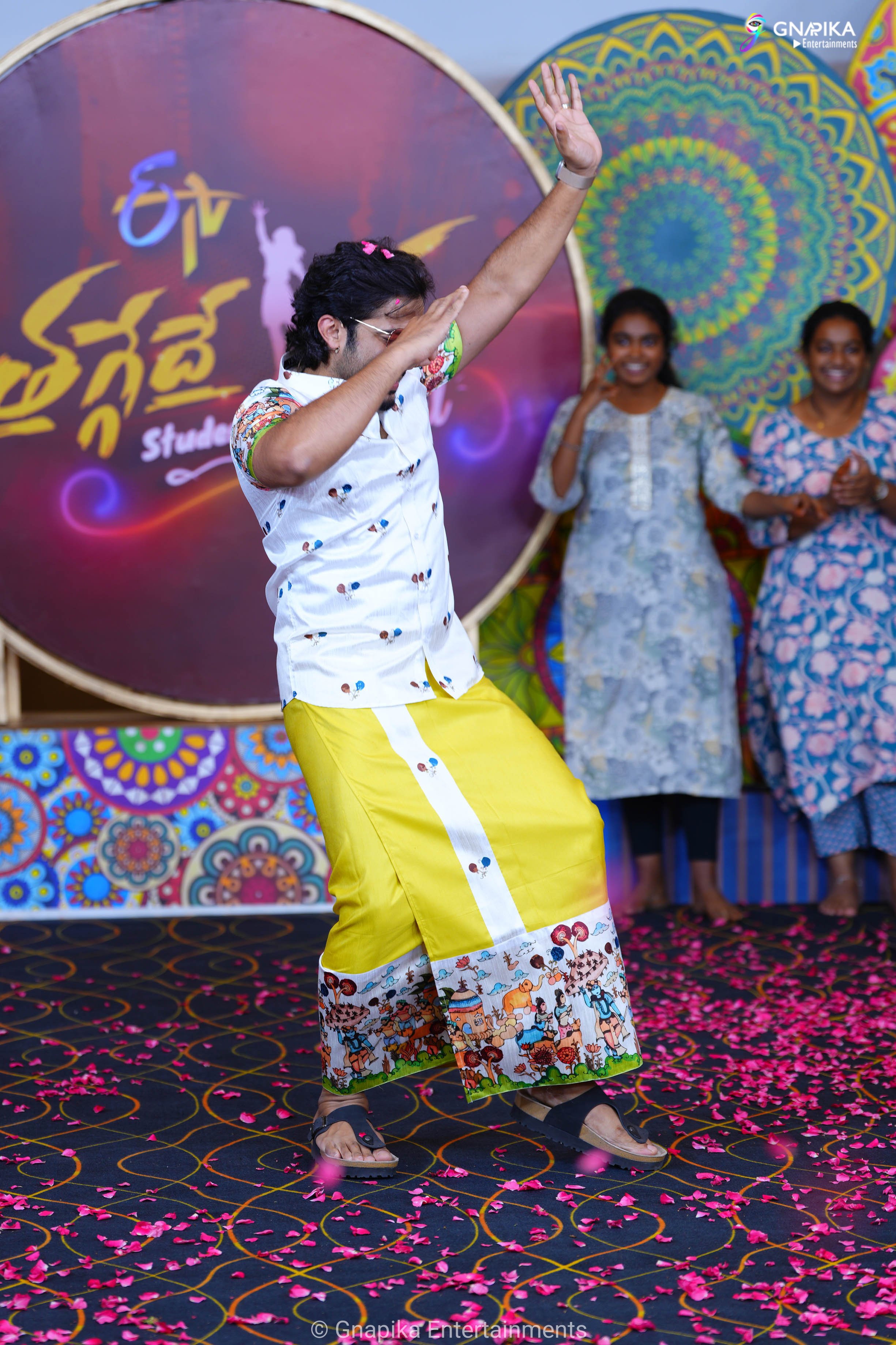 Thaggede le show photos