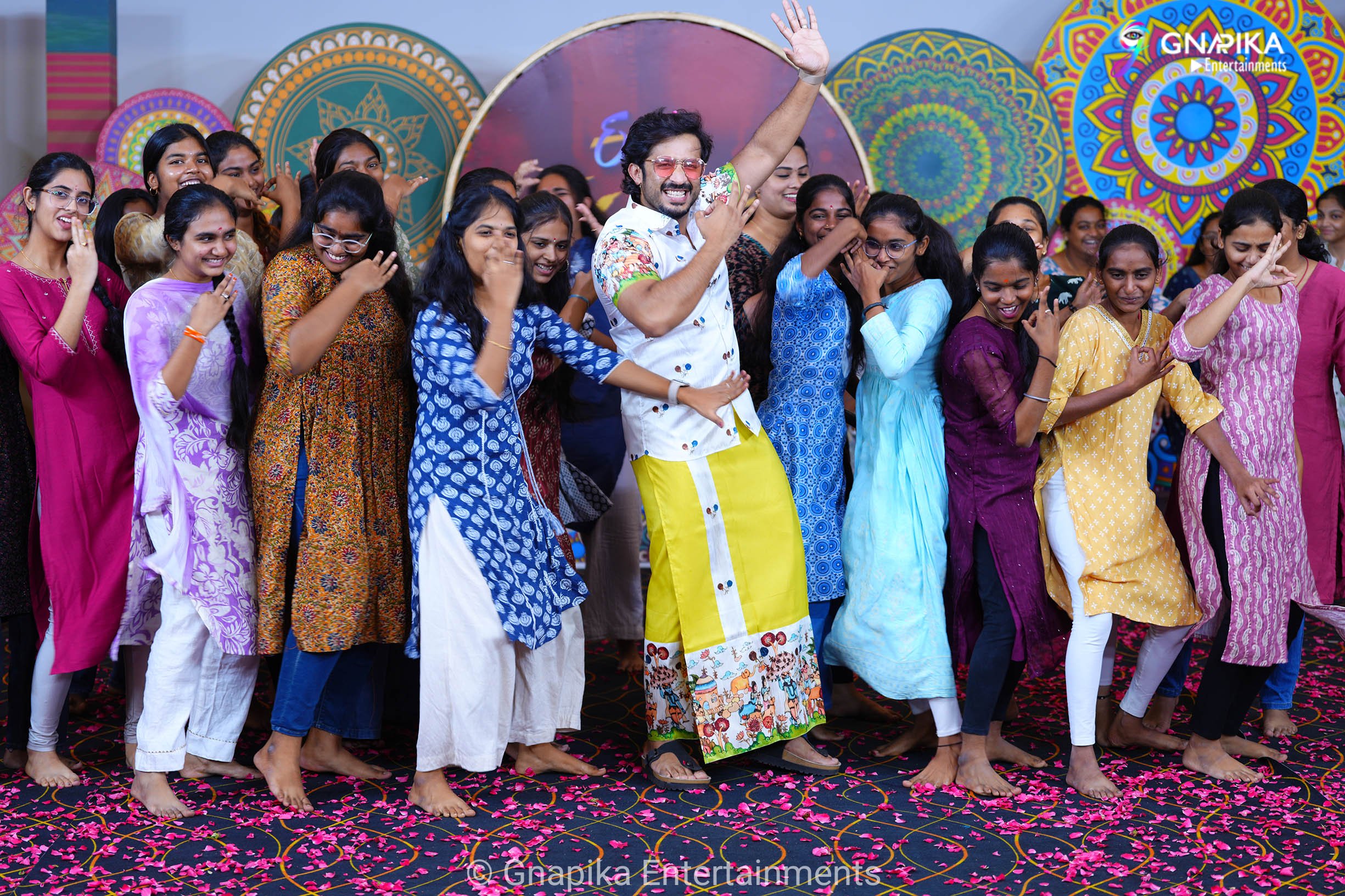 Thaggede le show photos
