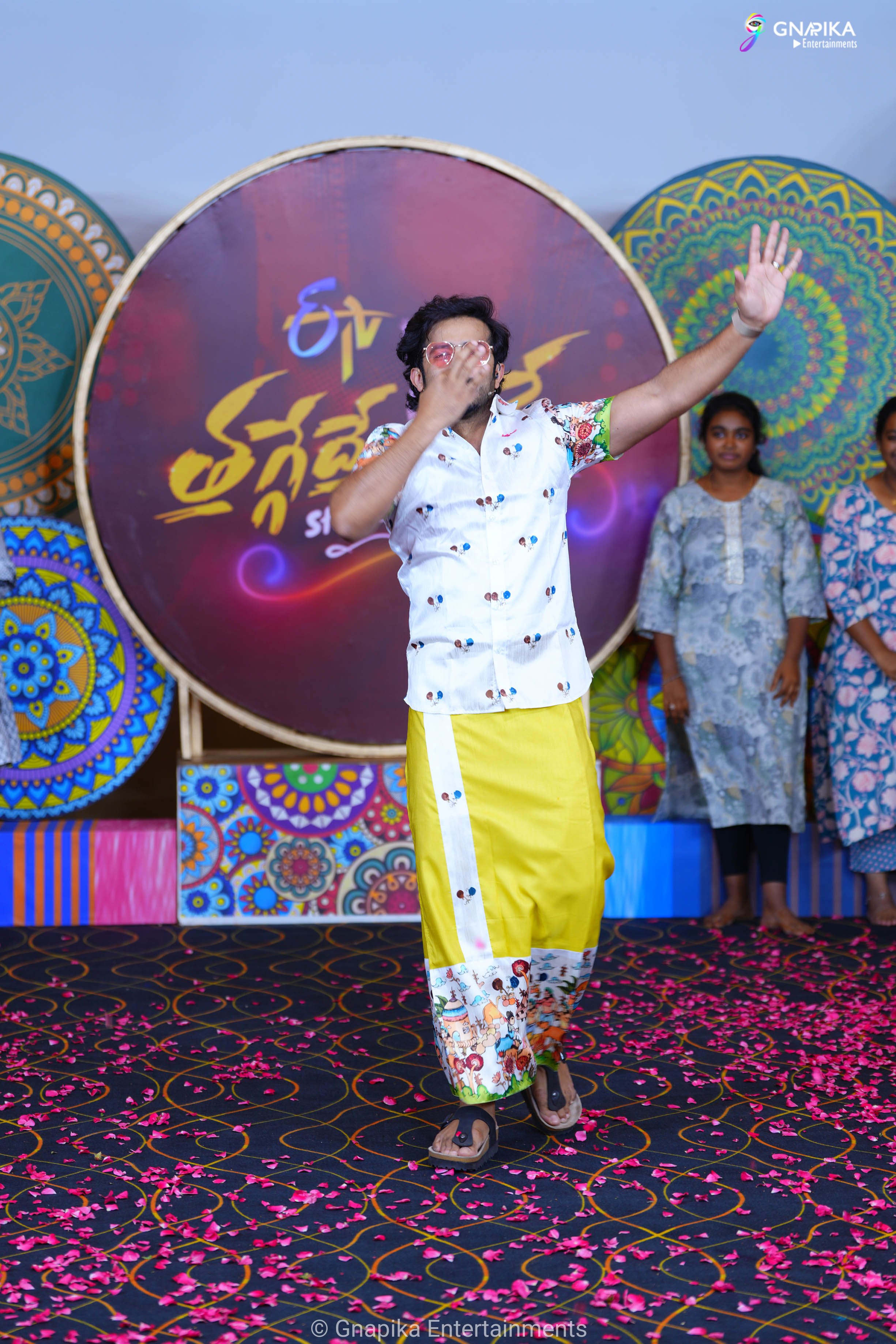 Thaggede le show photos