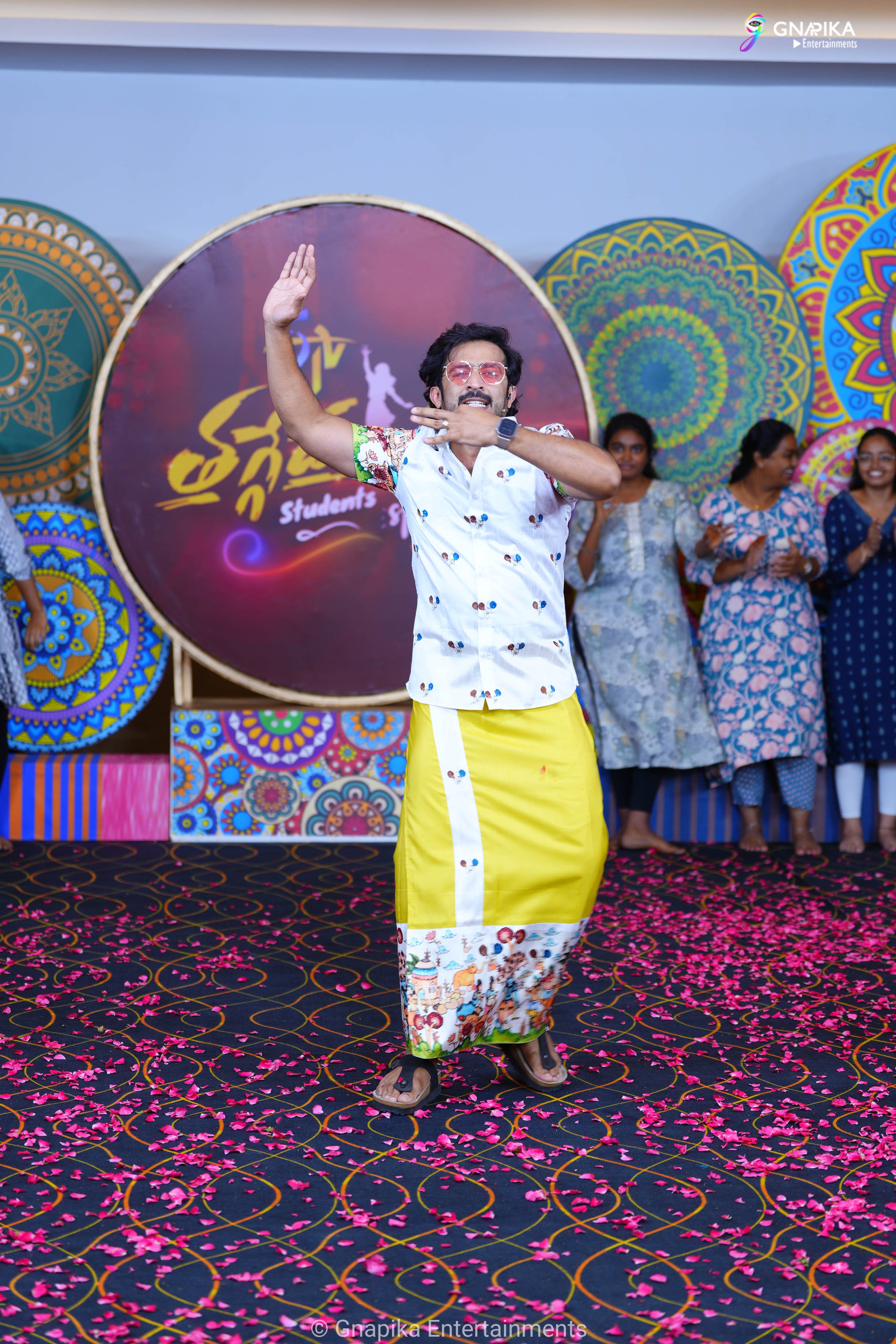 Thaggede le show photos