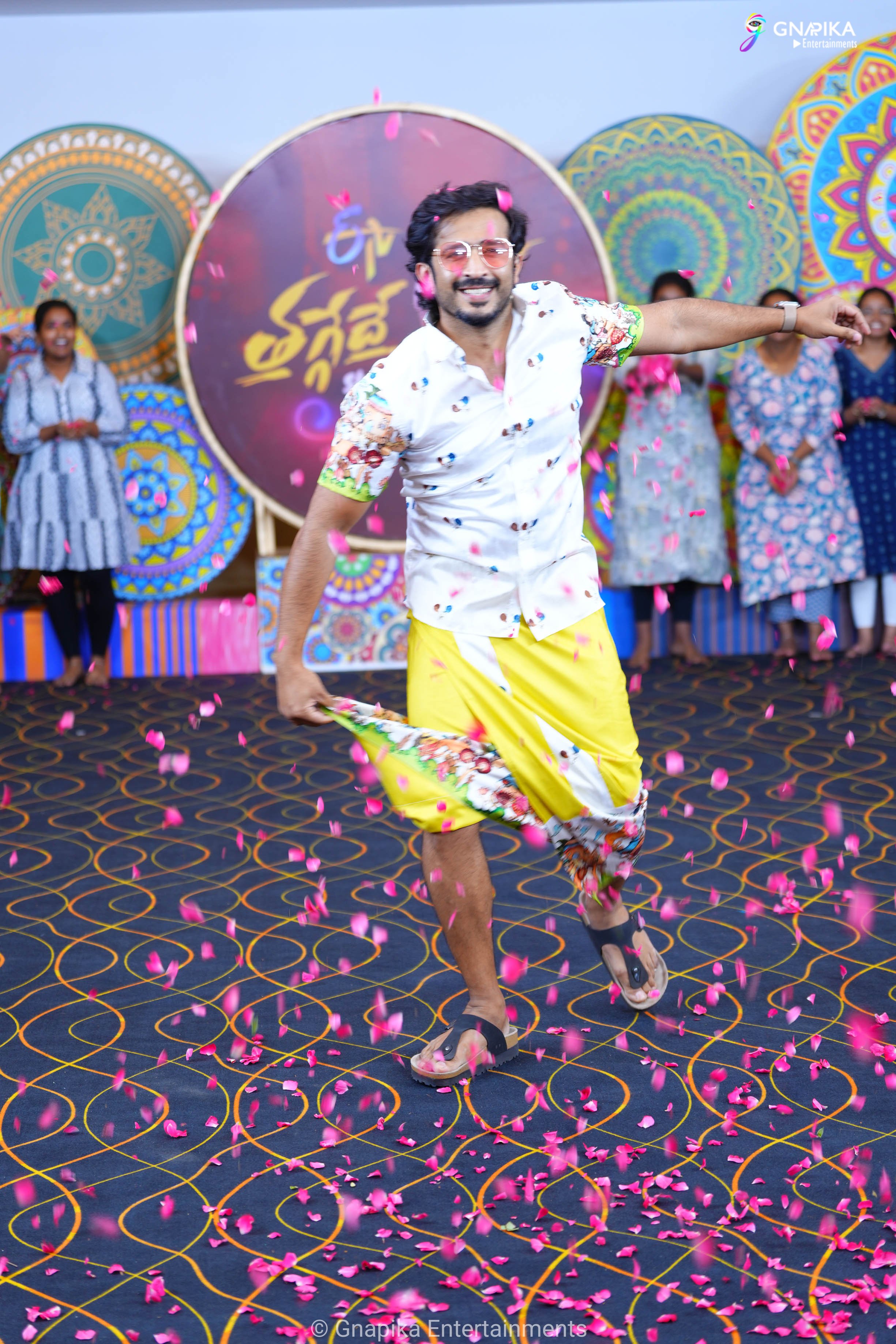 Thaggede le show photos