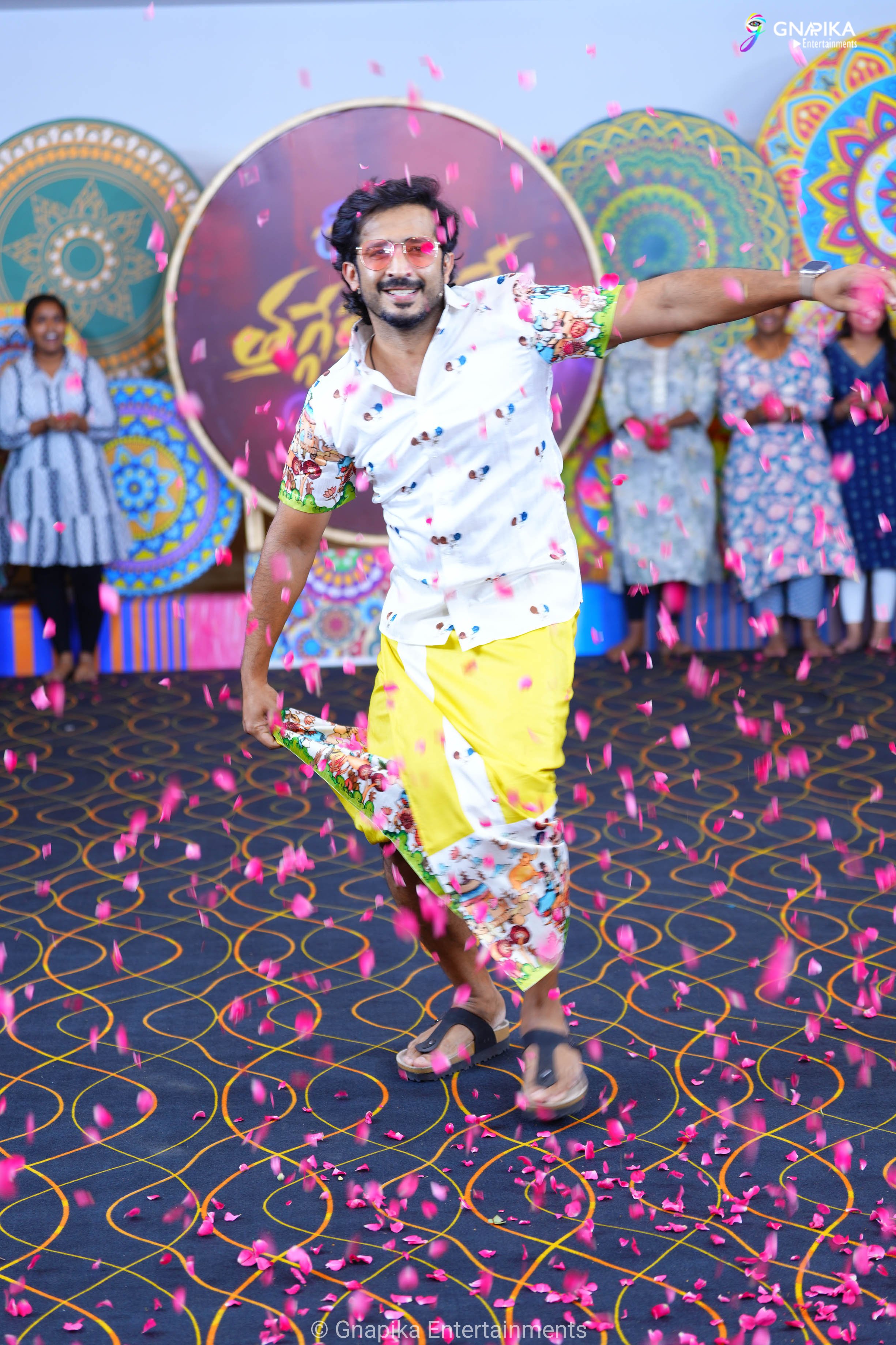 Thaggede le show photos
