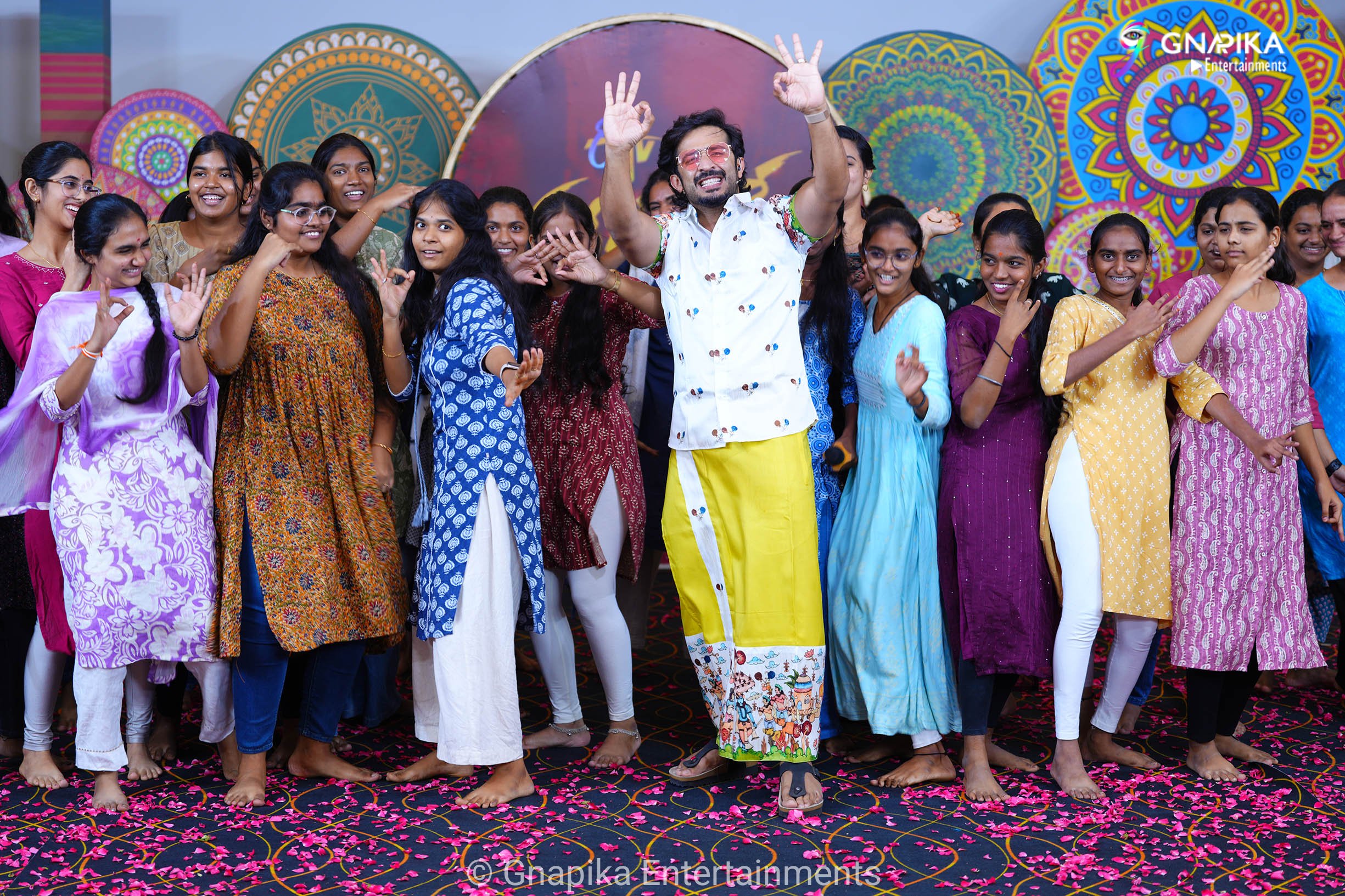 Thaggede le show photos