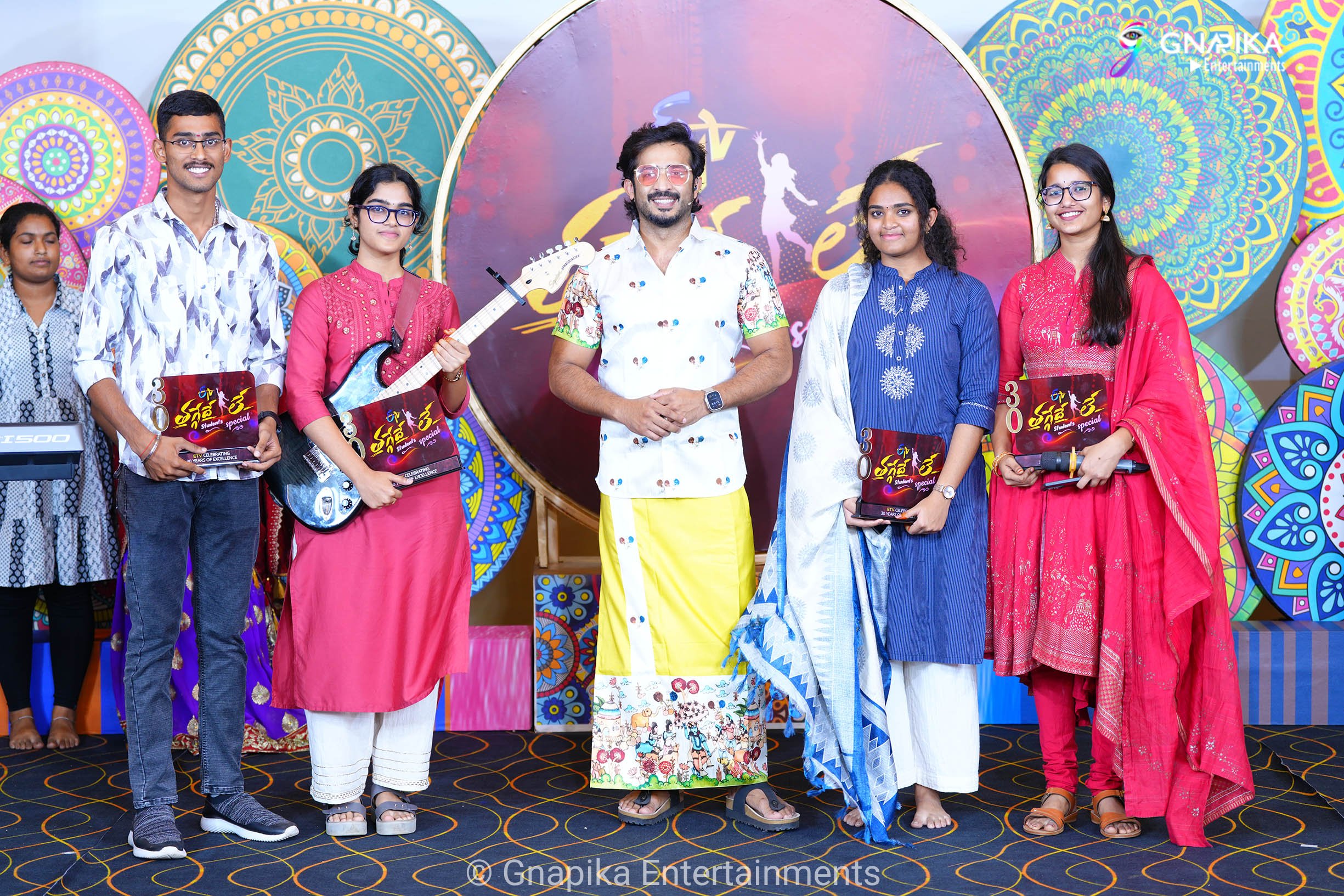 Thaggede le show photos